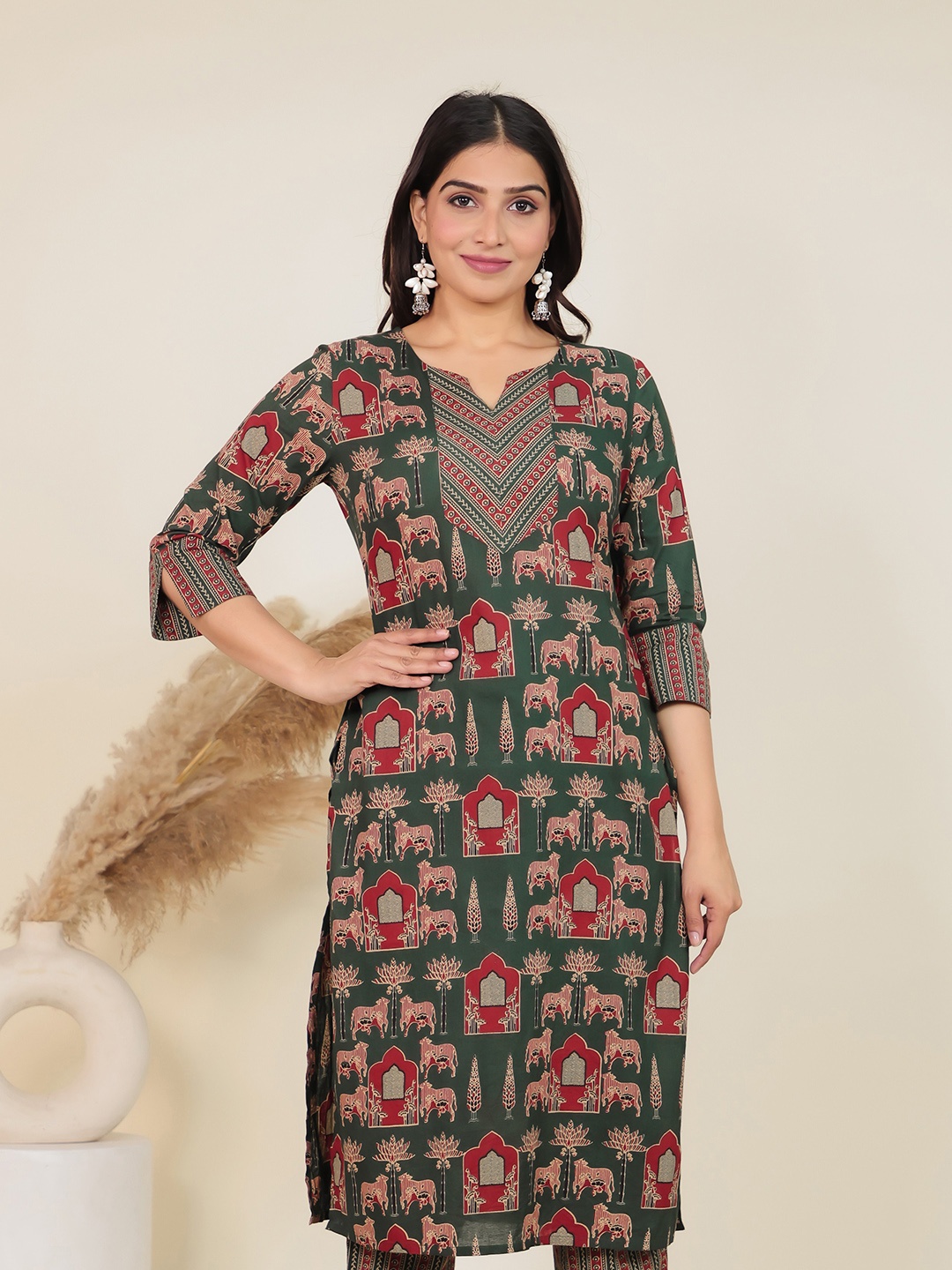 Aramya Abstract Printed Notch Neck Straight Kurta, Green