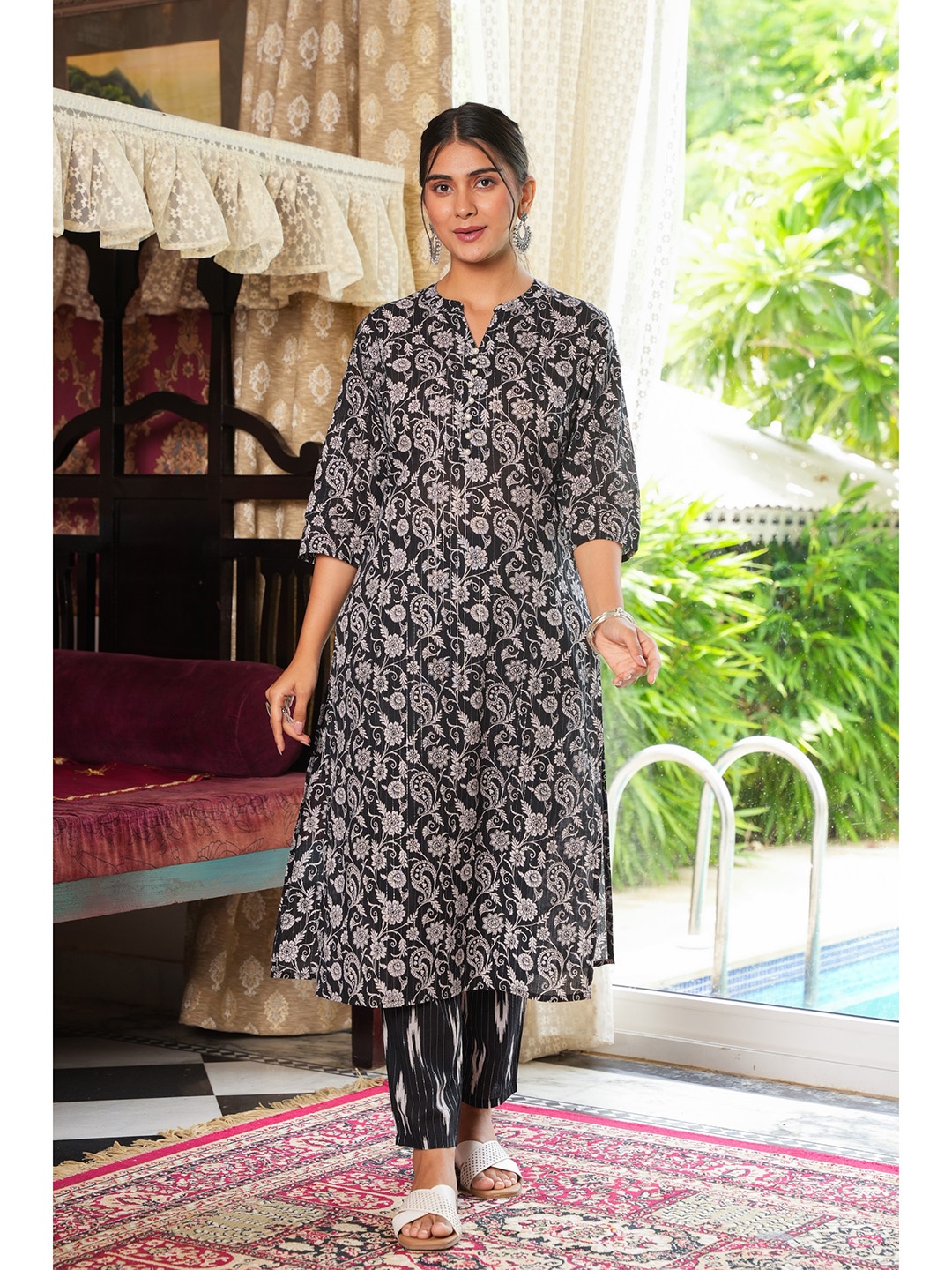 

Aramya Floral Printed Mandarin CollarPure Cotton Straight Kurta, Black