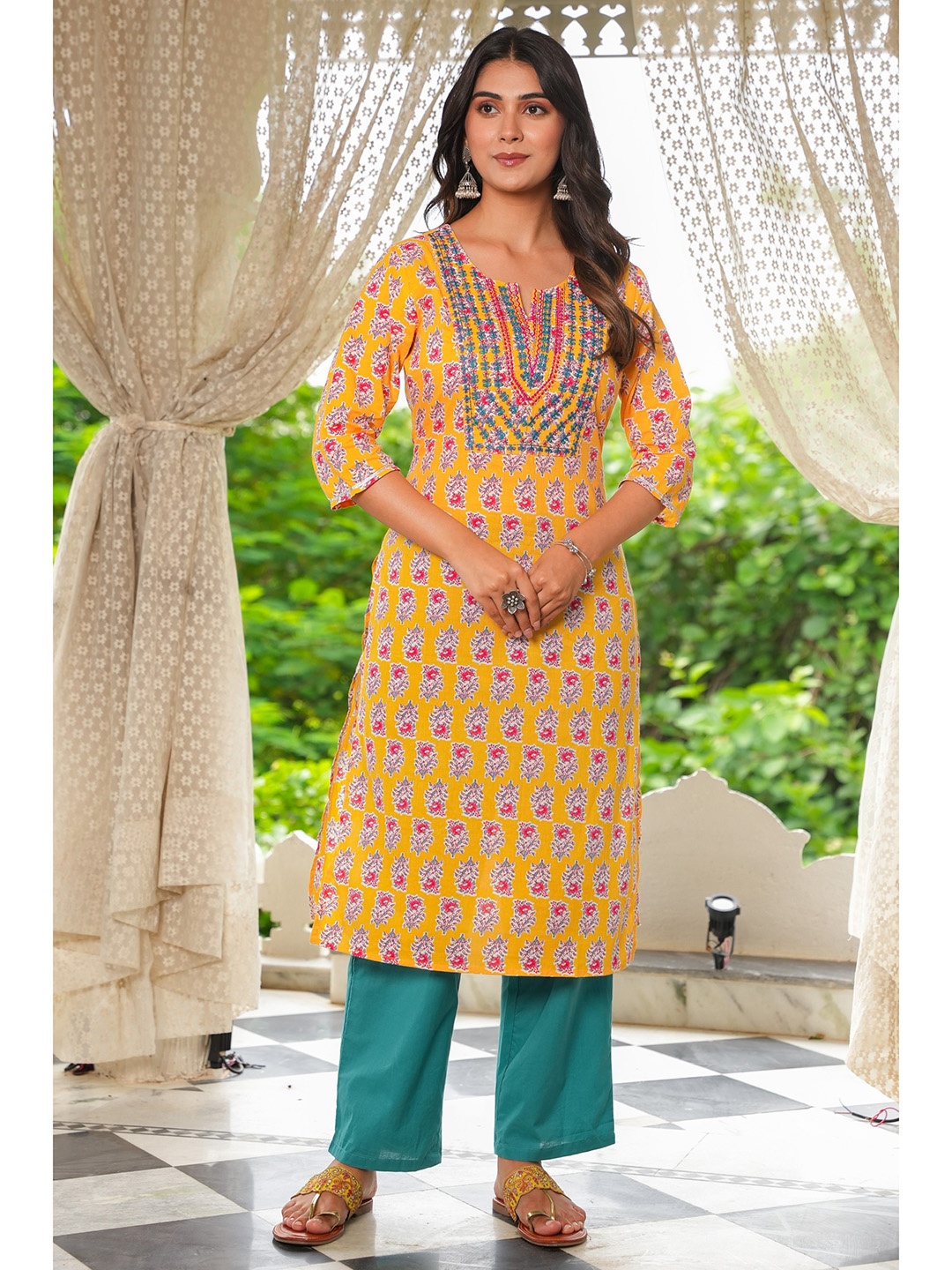 

Aramya Floral Printed Round Neck Thread Work Pure Cotton Straight Kurta, Yellow