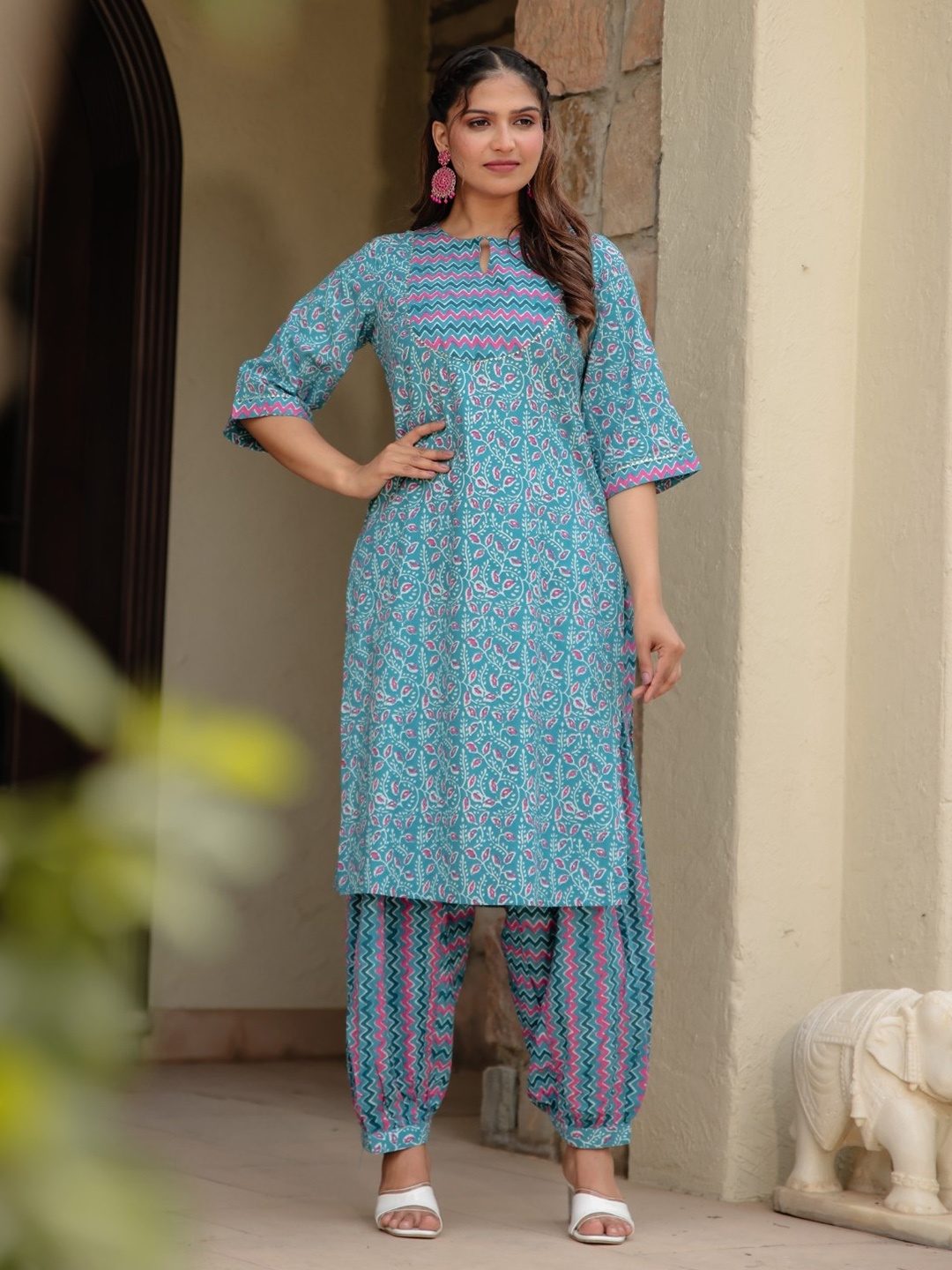 

Aramya Floral Printed Keyhole Neck Gotta Patti Straight Cotton Kurta, Blue