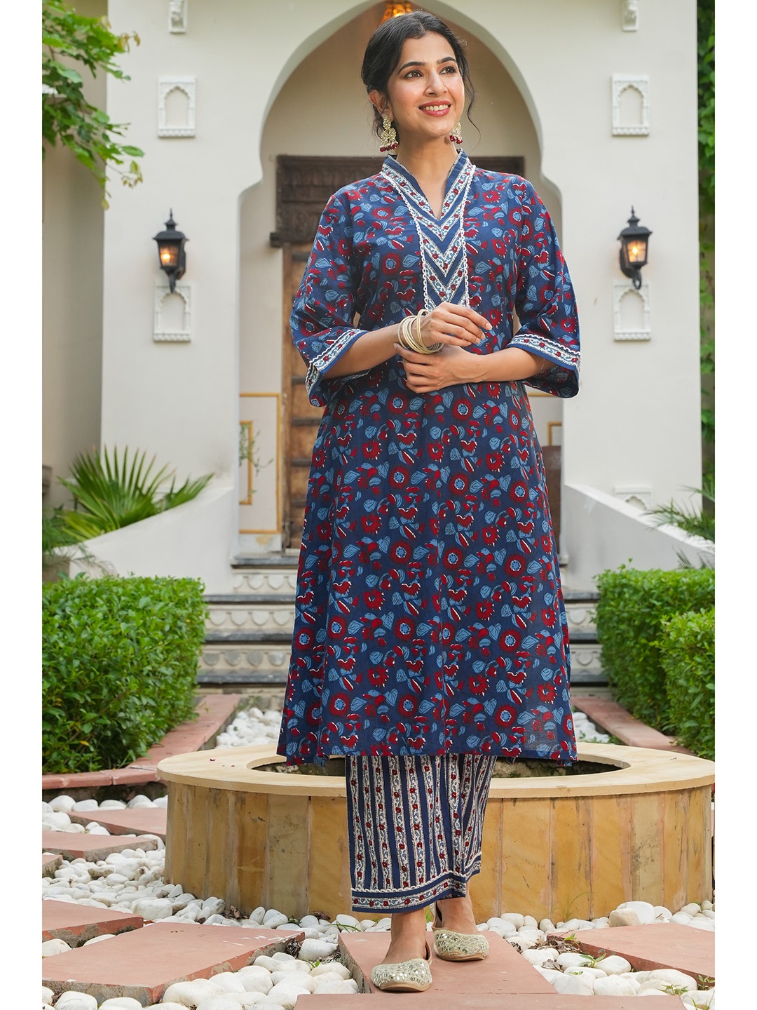 

Aramya Floral Printed V-Neck Pure Cotton Straight Kurta, Blue