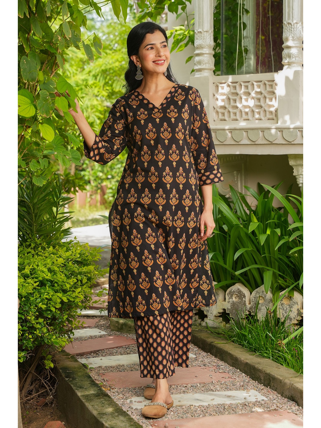 

Aramya Floral Printed V Neck Cotton Straight Kurta, Black