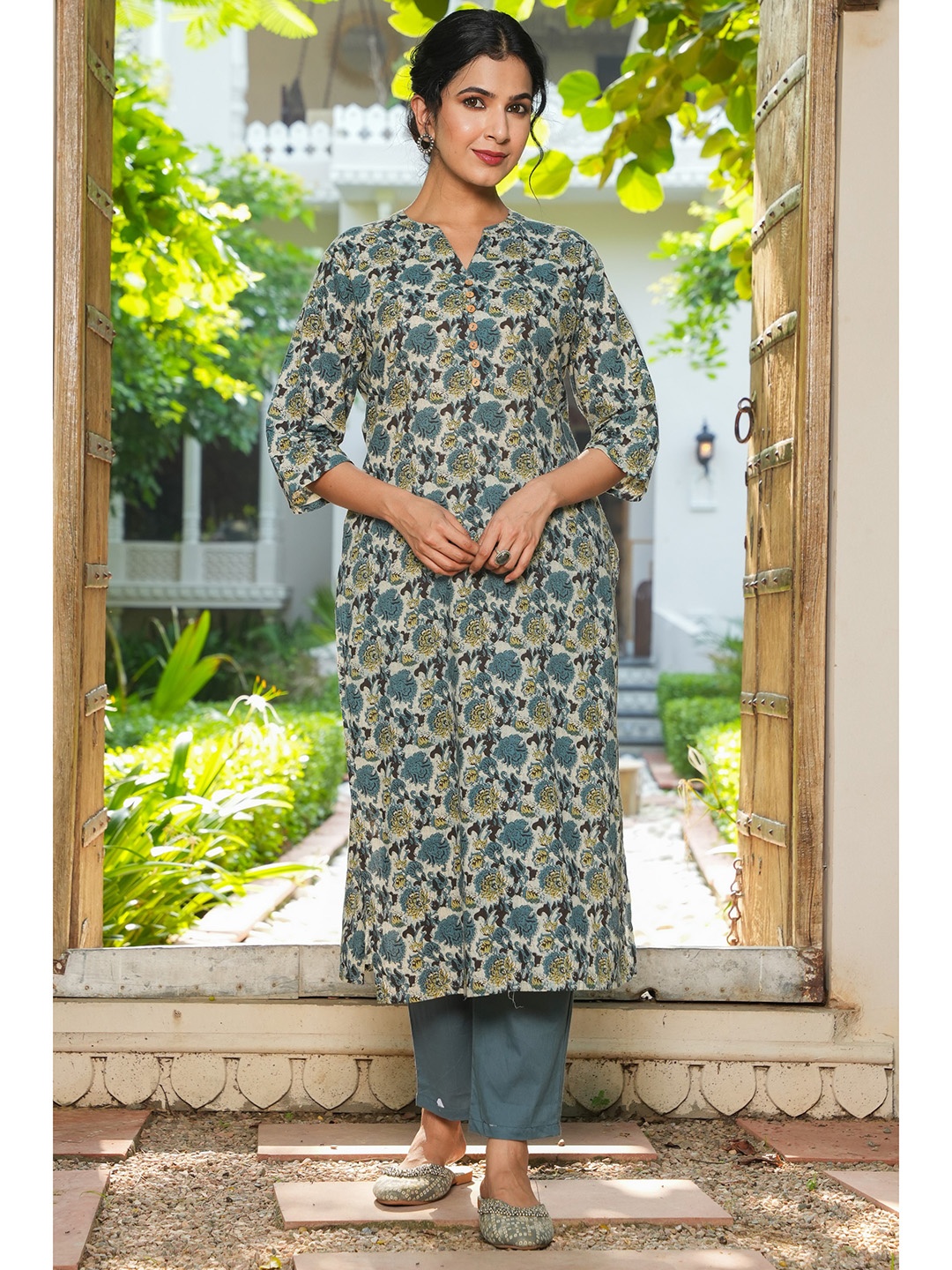 

Aramya Floral Printed Mandarin Collar Cotton Straight Kurta, Grey