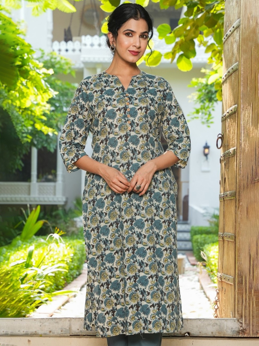 

Aramya Floral Printed Mandarin Collar Cotton Straight Kurta, Grey