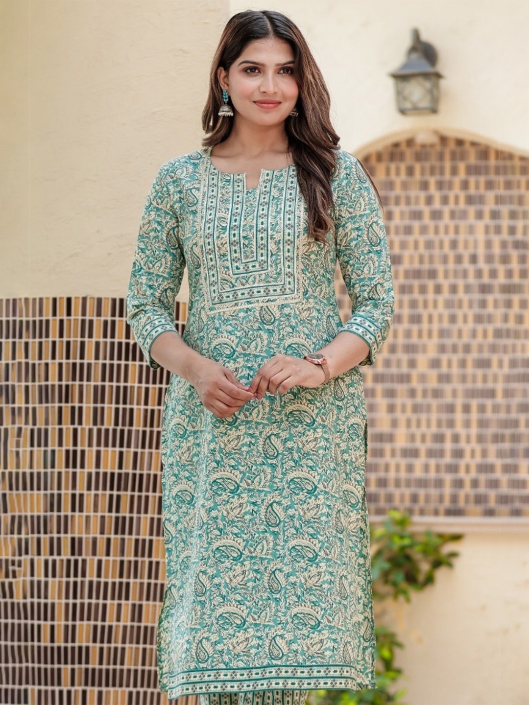 

Aramya Paisley Printed Notch Neck Cotton Straight Kurta, Green