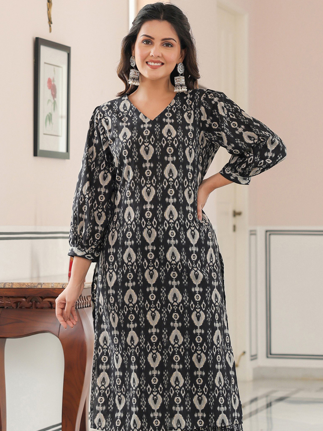 

Aramya Ethnic Motifs Ikat Printed V-Neck Pure Cotton Straight Kurta With Trousers, Black