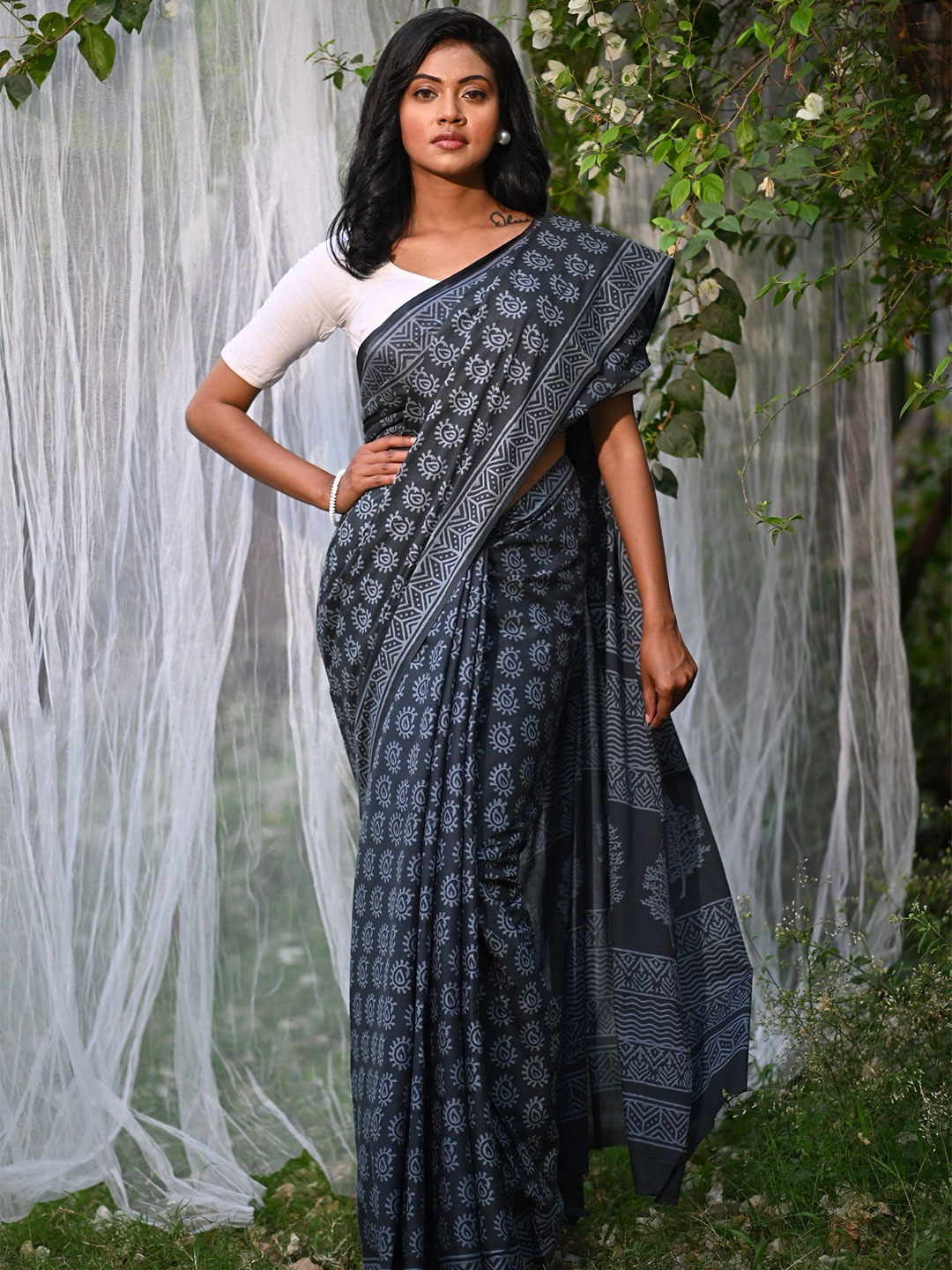

Unnati Silks Printed Ethnic Motifs Pure Cotton Handloom Block Print Saree, Grey