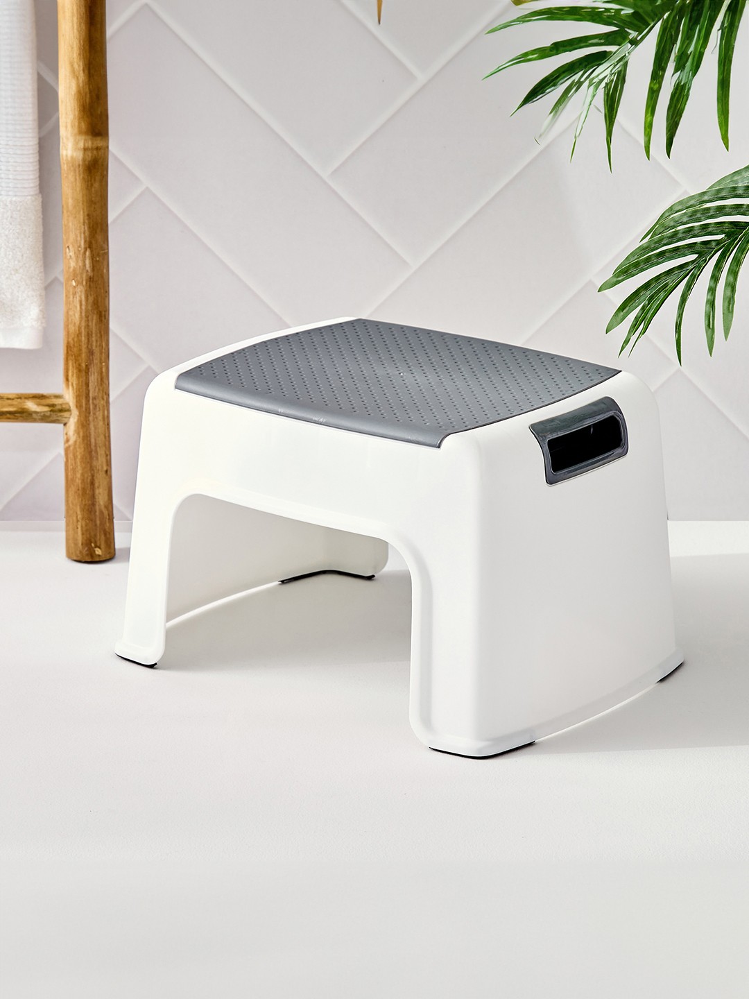 

Home Centre Omnia Harmony White & Grey Glossy Classic Bath Stool