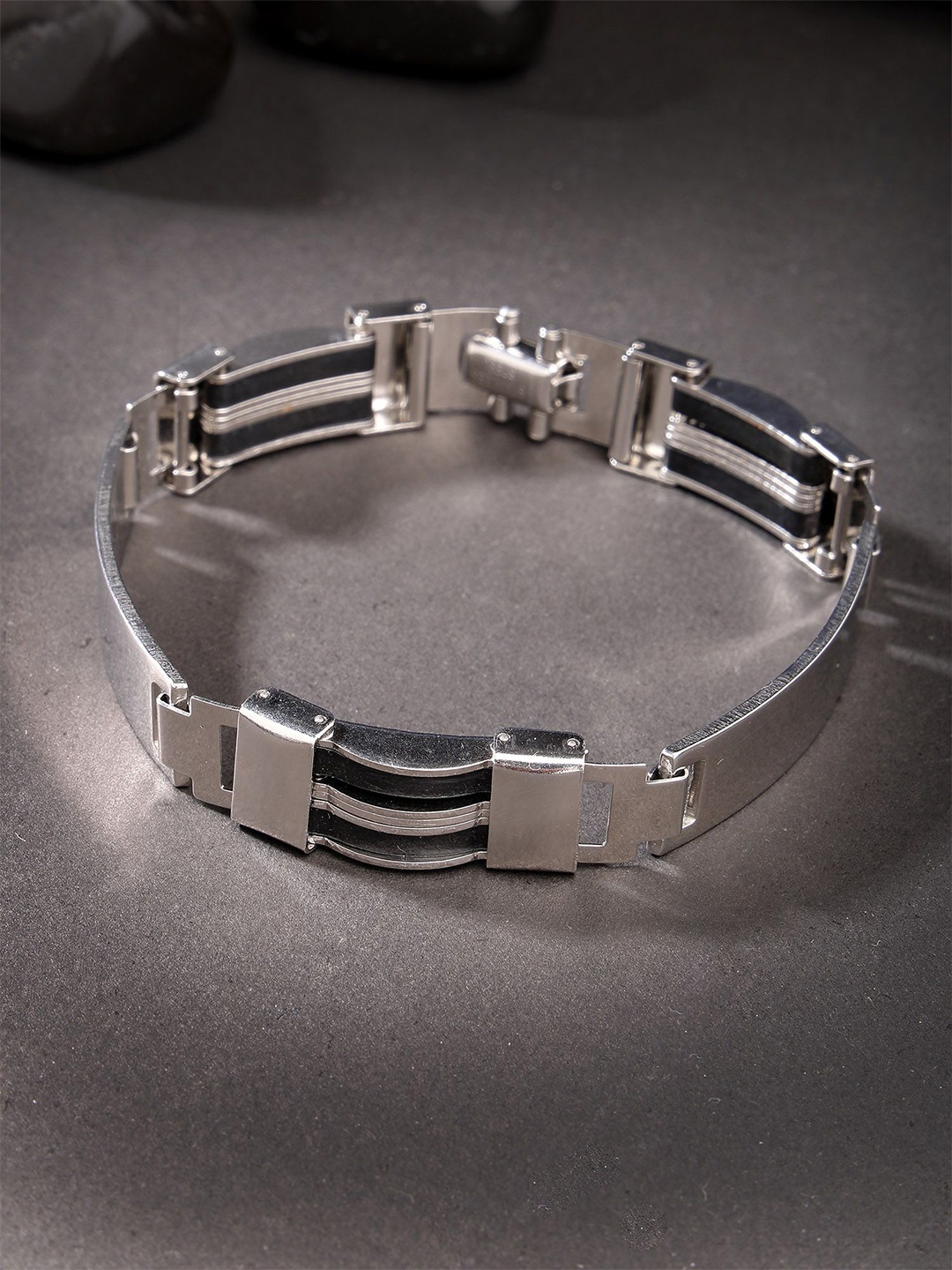 

Bohey by KARATCART Men Handcrafted Silver-Plated Link Bracelet