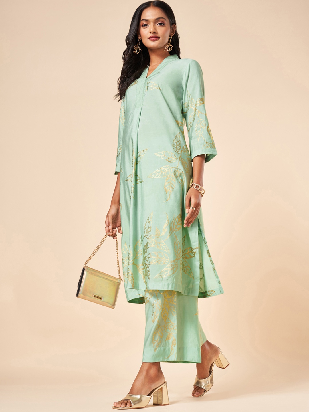 

Marigold Lane Floral Printed V-Neck Woven Design Zari Kurta With Trousers, Green