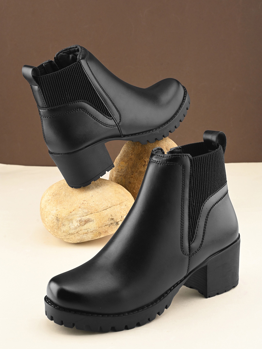 

The Roadster Lifestyle Co Women Block-Heeled Chelsea Boots, Black