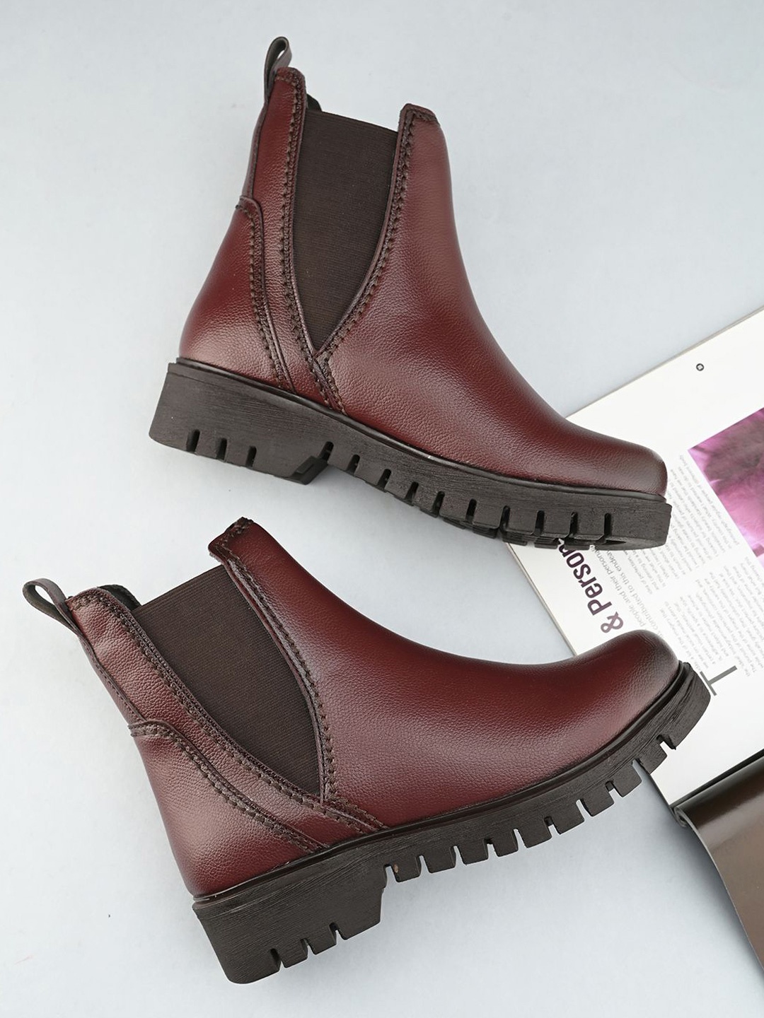 

The Roadster Lifestyle Co Women Block Heeled Chelsea Boots, Burgundy