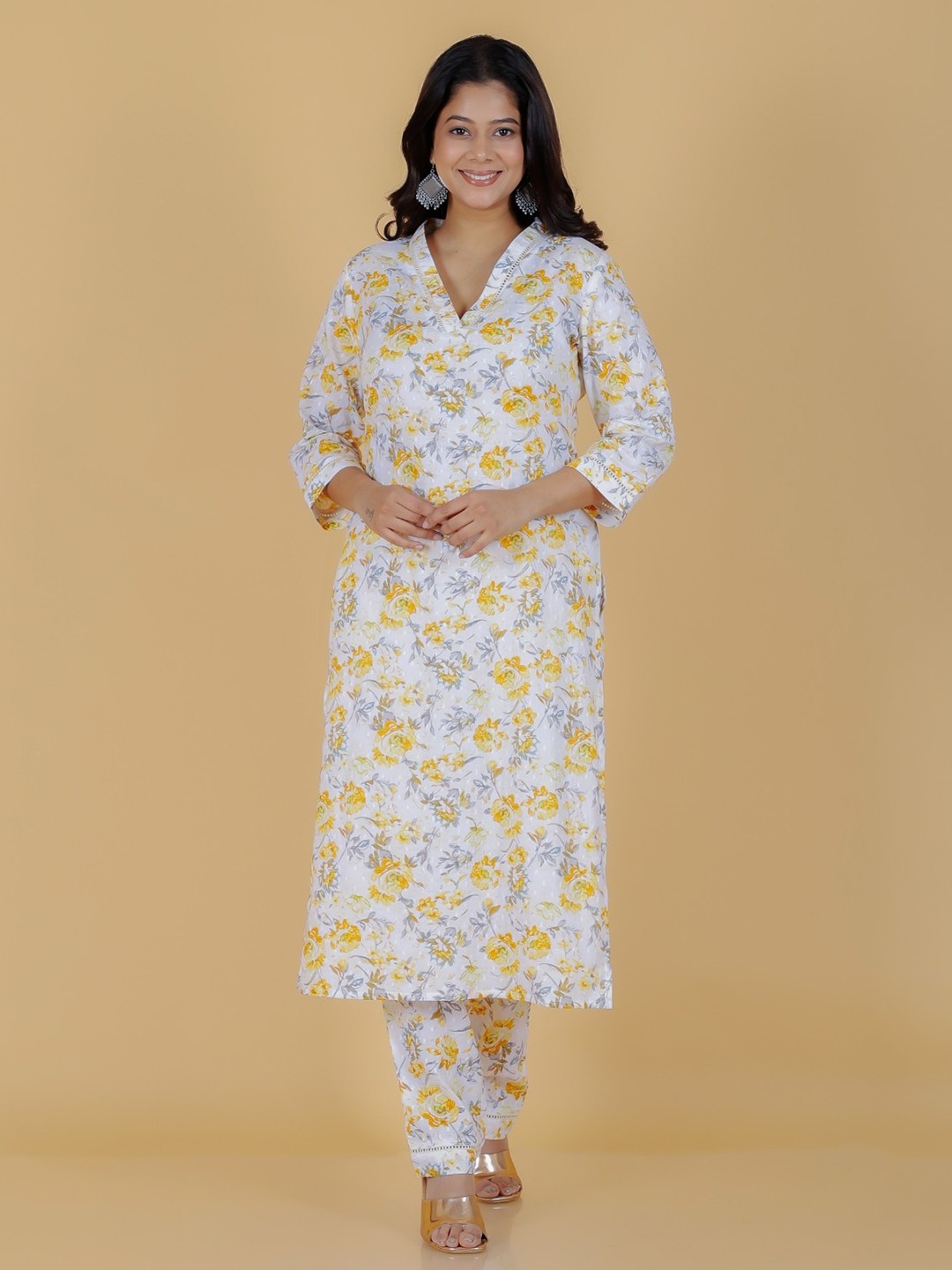 

Aramya Floral Printed V-Neck Pure Cotton Straight Kurta with Trousers, Yellow