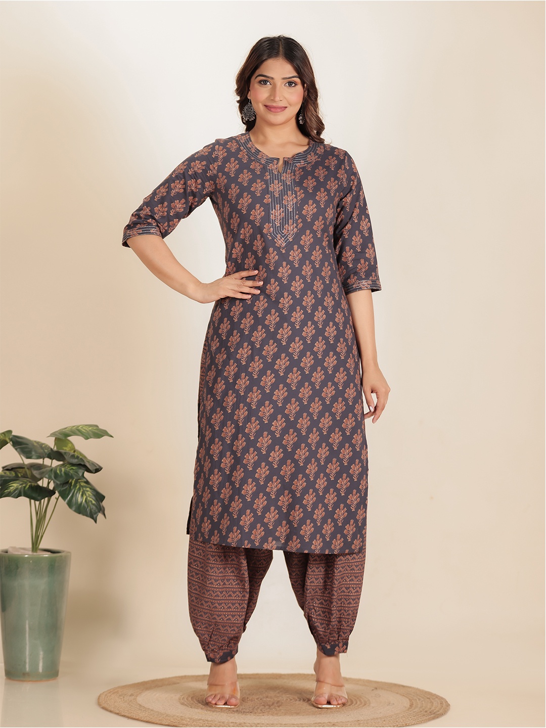 

Aramya Floral Printed Notched Round Neck Gotta Patti Pure Cotton Kurta with Trousers, Grey