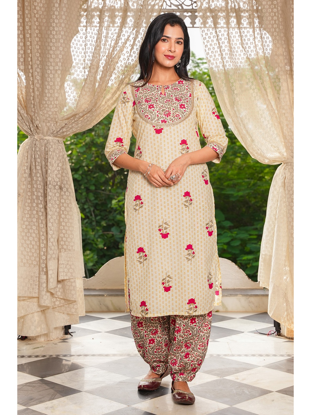 

Aramya Floral Printed Keyhole Neck Pure Cotton Straight Kurta With Salwar, White