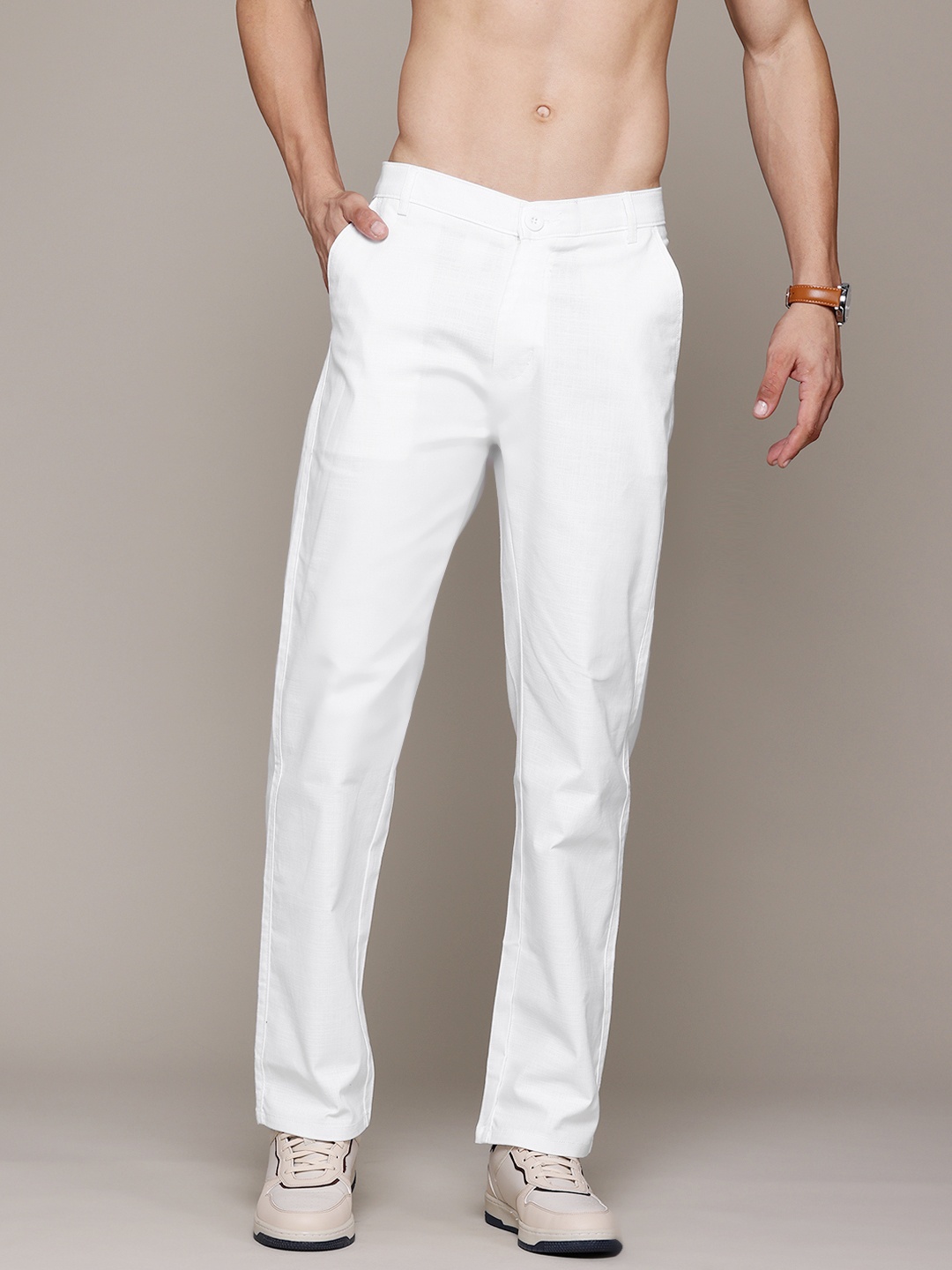 

Roadster Men Relaxed Loose Fit Chinos, White