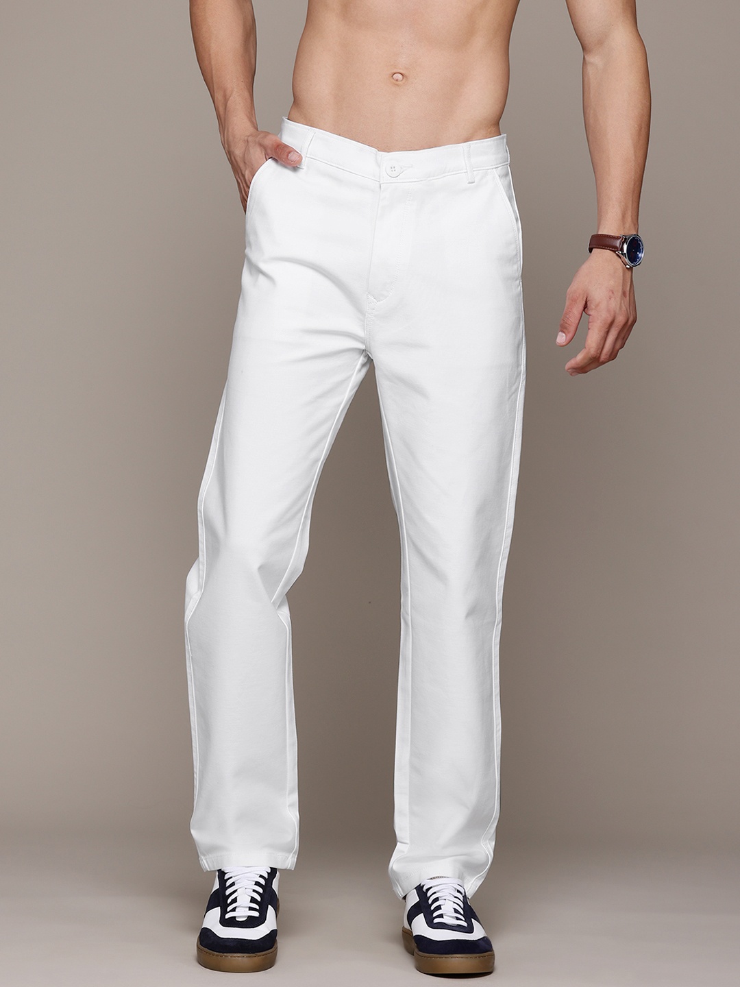 

Roadster Men Relaxed Loose Fit Chinos, White