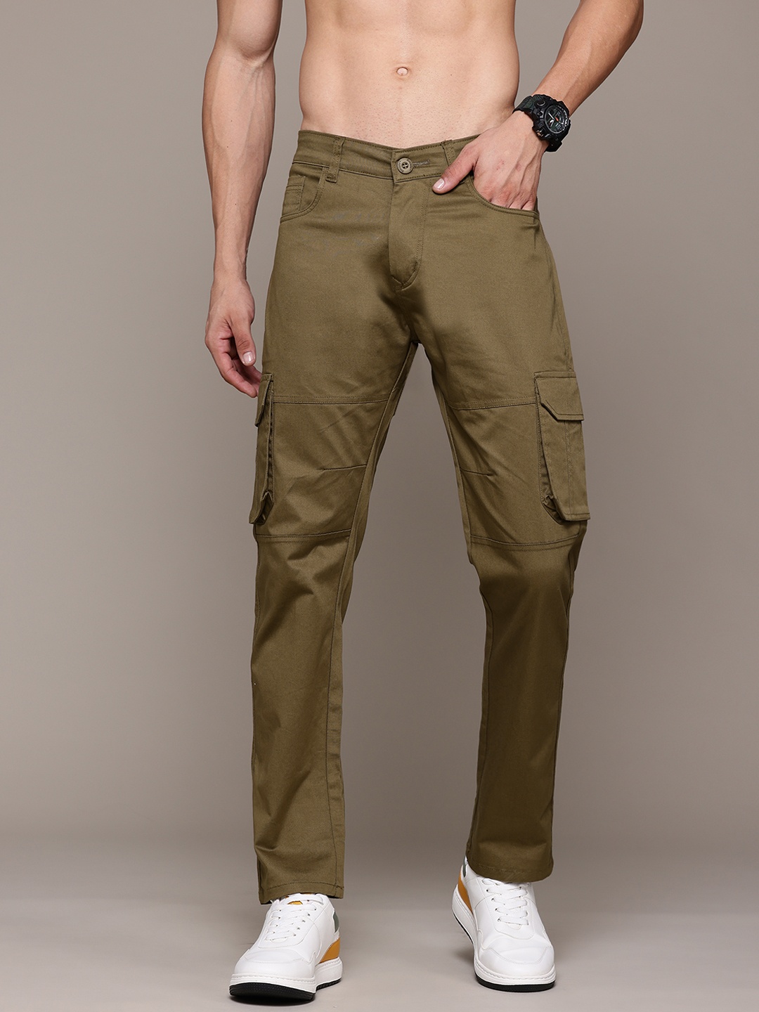

Roadster Men Relaxed Loose Fit Cargos, Brown