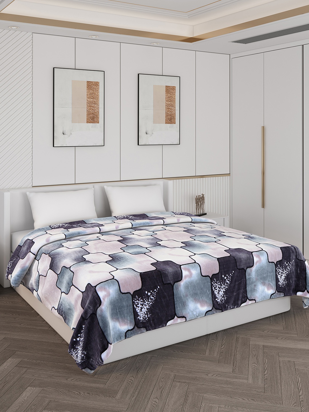 

Monte Carlo Blue & Black Geometric Printed Mild Winter 600 GSM Double Bed Blanket