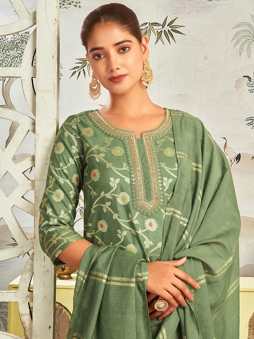 

SKYLEE Women Floral Regular Sequinned Kurta with Trousers & With Dupatta, Green