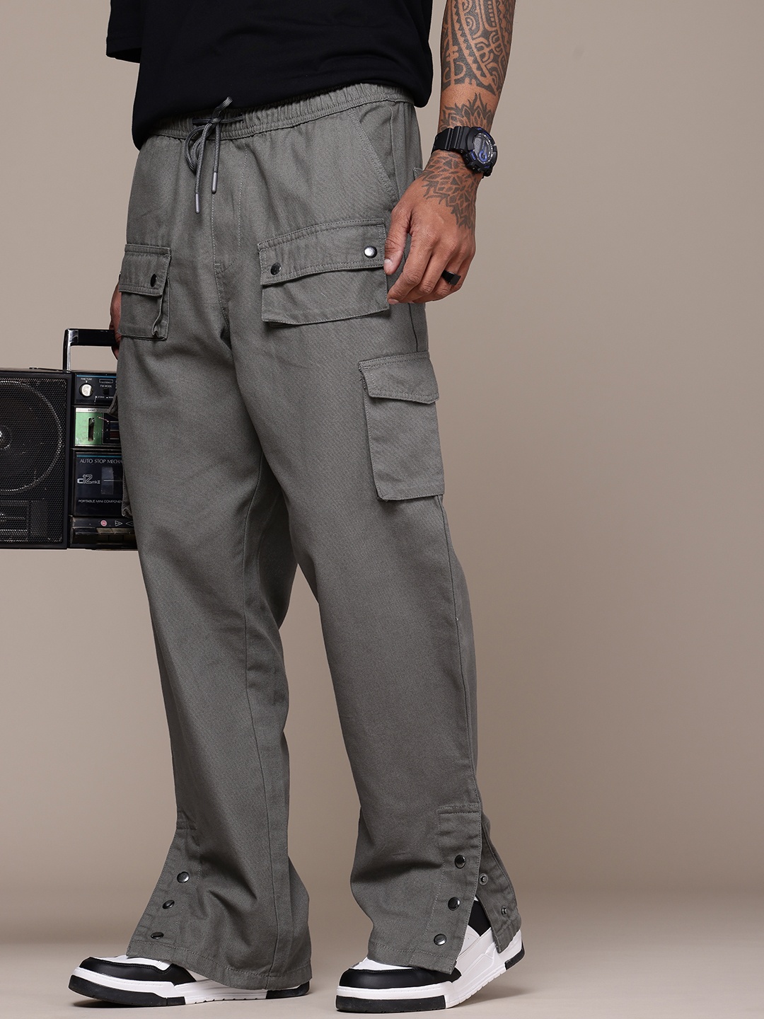 

The Roadster Life Co. Men Pure Cotton Relaxed Fit Cargos Trousers, Grey