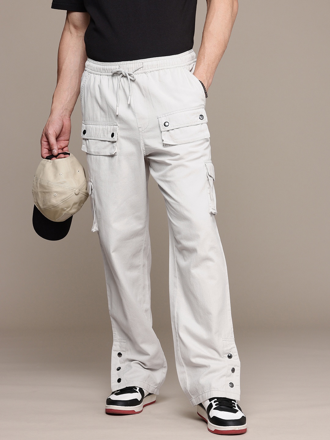 

The Roadster Life Co. Men Relaxed Fit Cargos Trousers, Grey