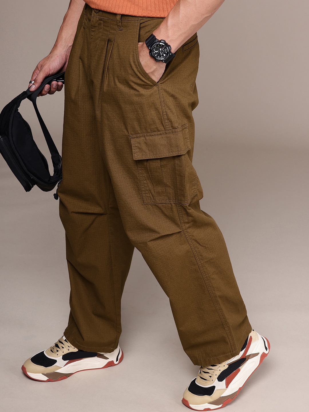 

The Roadster Life Co. Men Baggy Fit Pleated Cargo Trousers, Olive