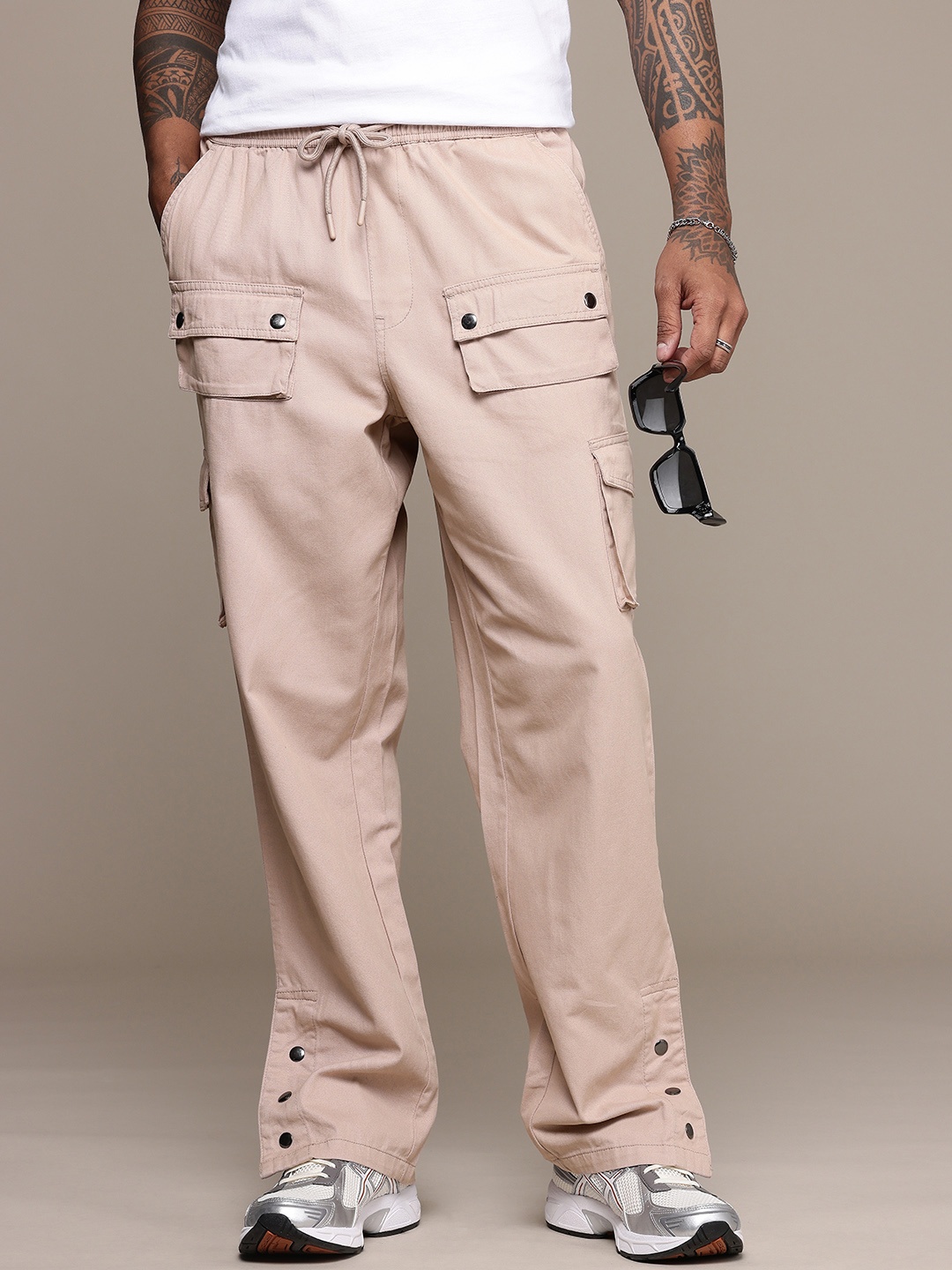

The Roadster Life Co. Men Relaxed Fit Cargos Trousers, Rose