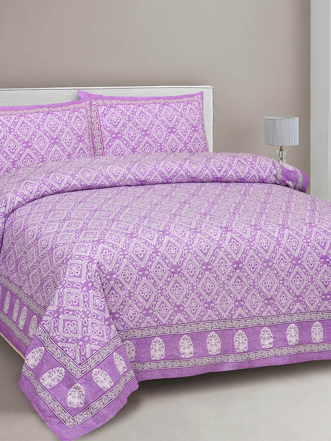 

CLOTHOLOGY Purple & White Geometric 180 TC King Bedsheet with 2 Pillow Covers