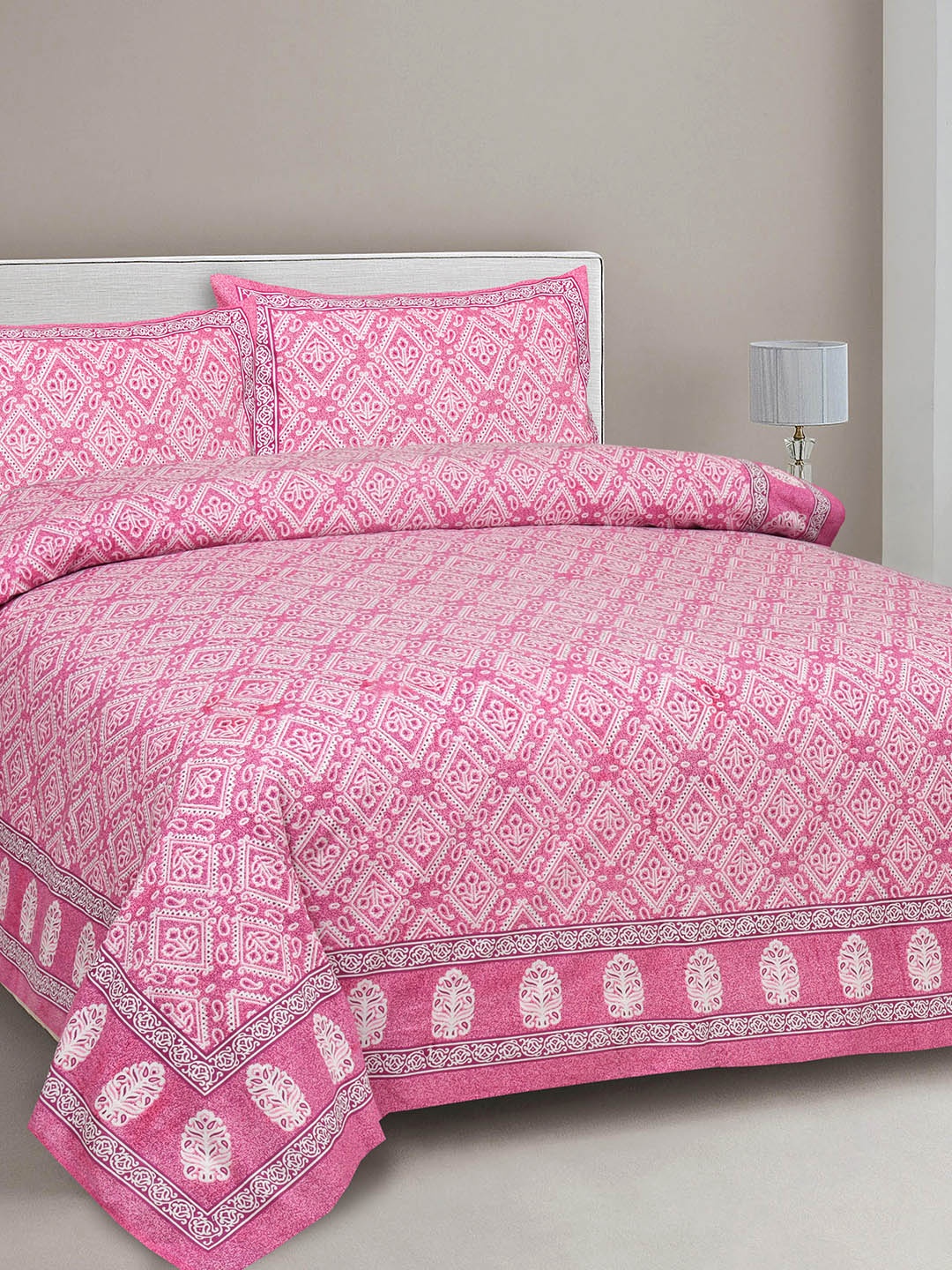 

CLOTHOLOGY Pink & White Geometric 180 TC King Bedsheet with 2 Pillow Covers