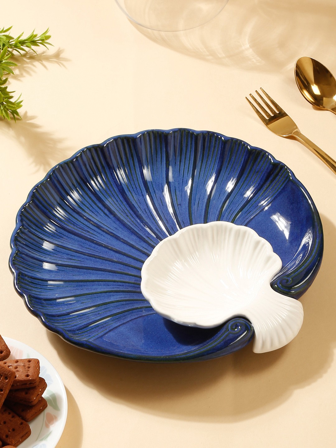 

Arrabi Blue & White Textured Ceramic Shell Platter
