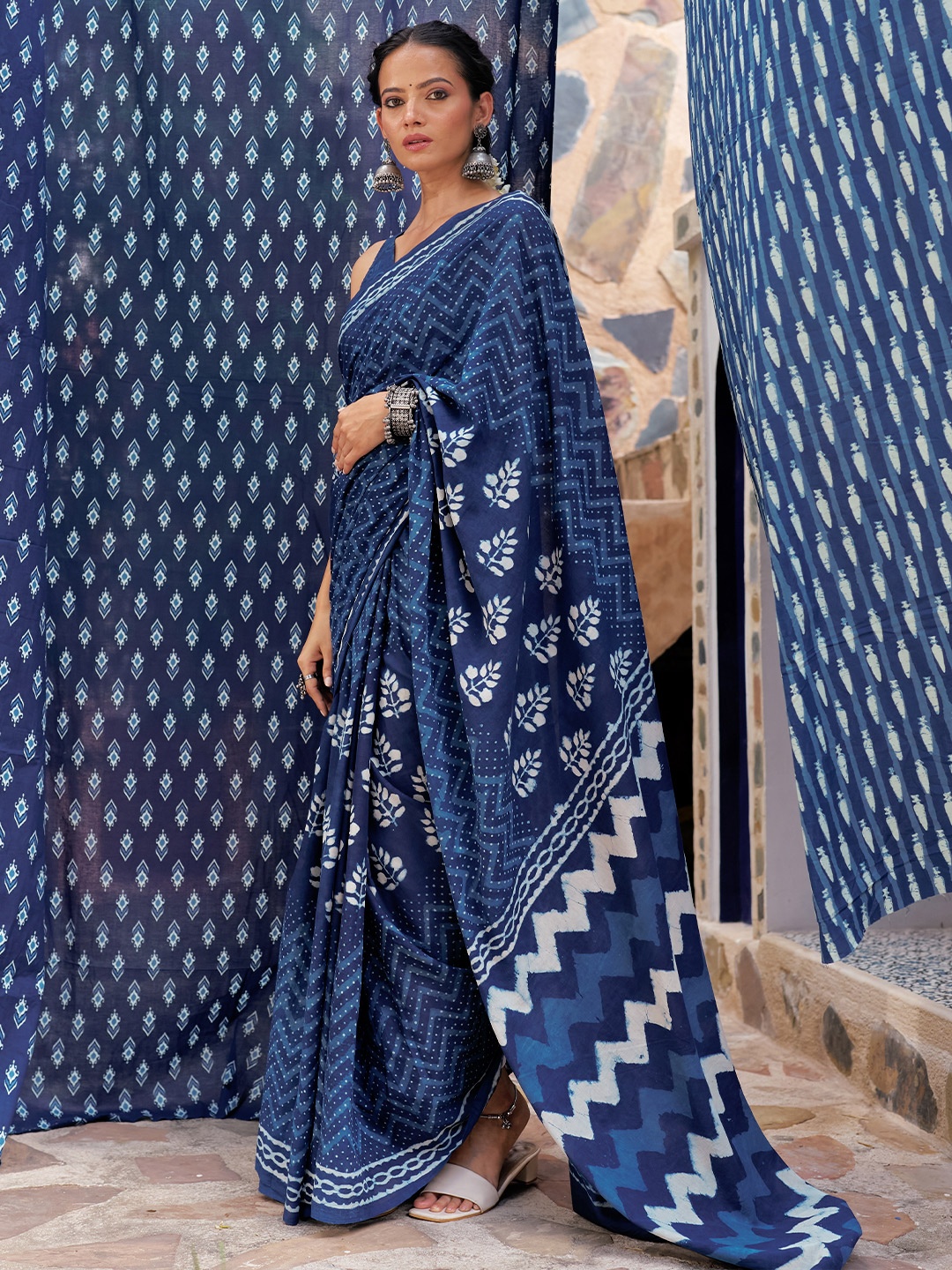 

Libas Printed Geometric Pure Cotton Saree, Blue