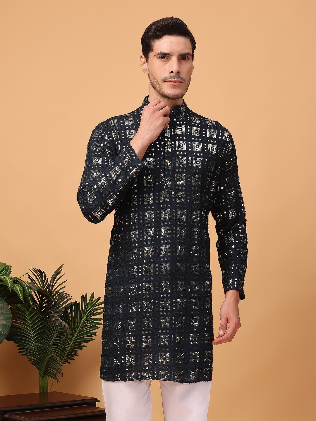 

Hangup Geometric Embroidered Mandarin Collar Mirror Work Straight Kurta, Black