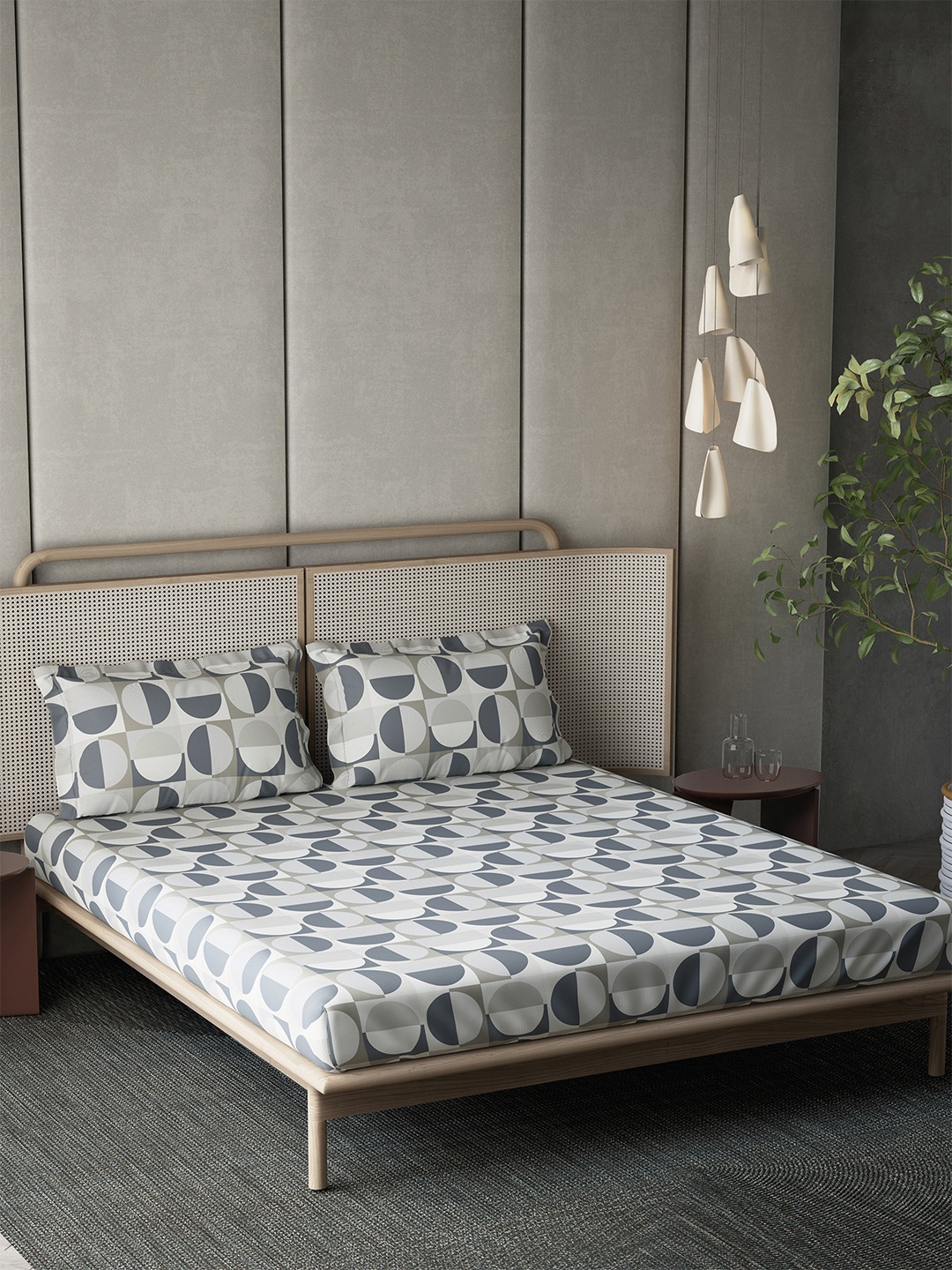 

DDecor Grey & White Geometric 144 TC Pure Cotton King 2 Bedsheet With 4 Pillow Covers
