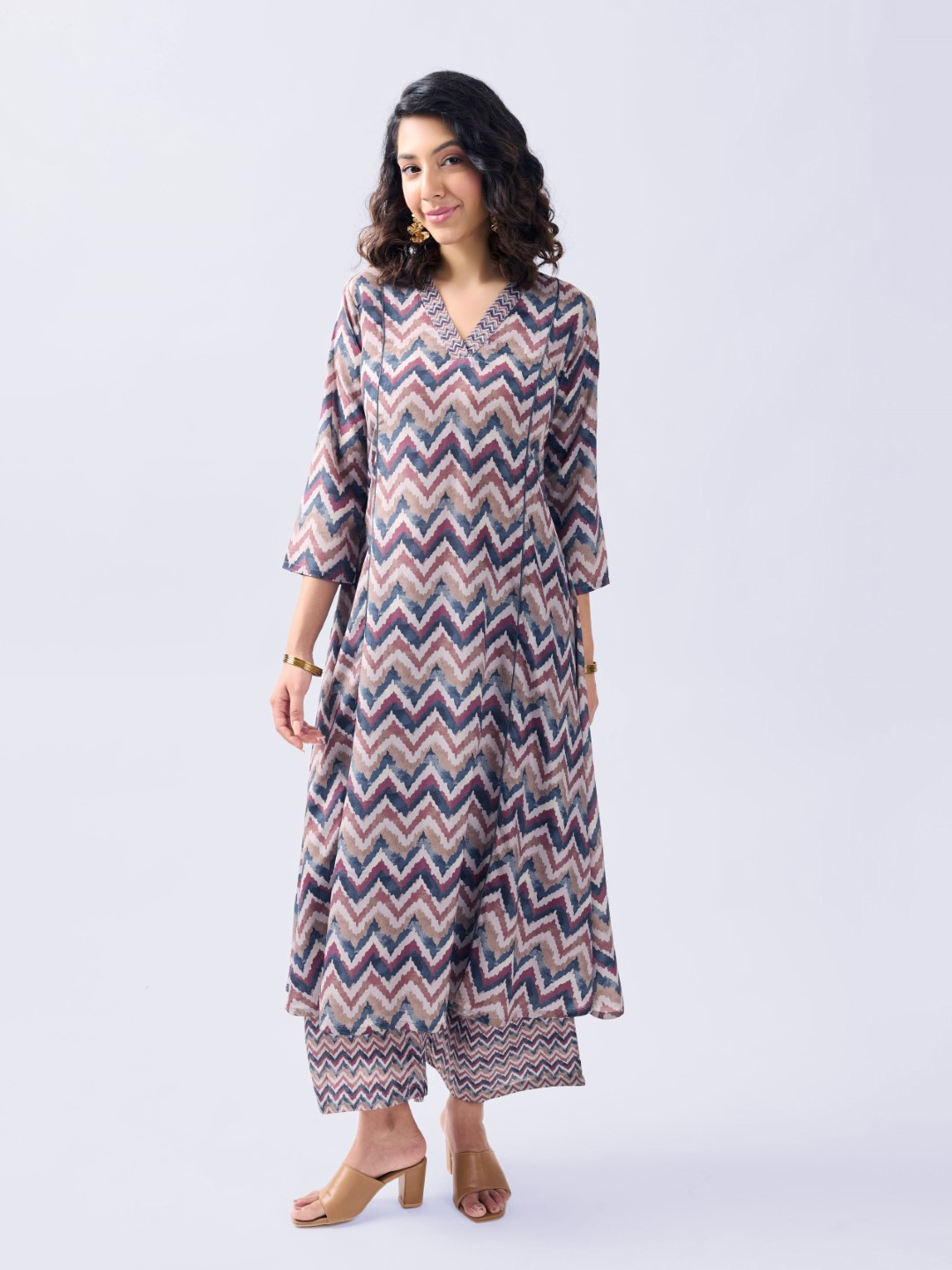 

TOOCHKI Women Chevron Printed Flared Sleeves Kurta, Grey