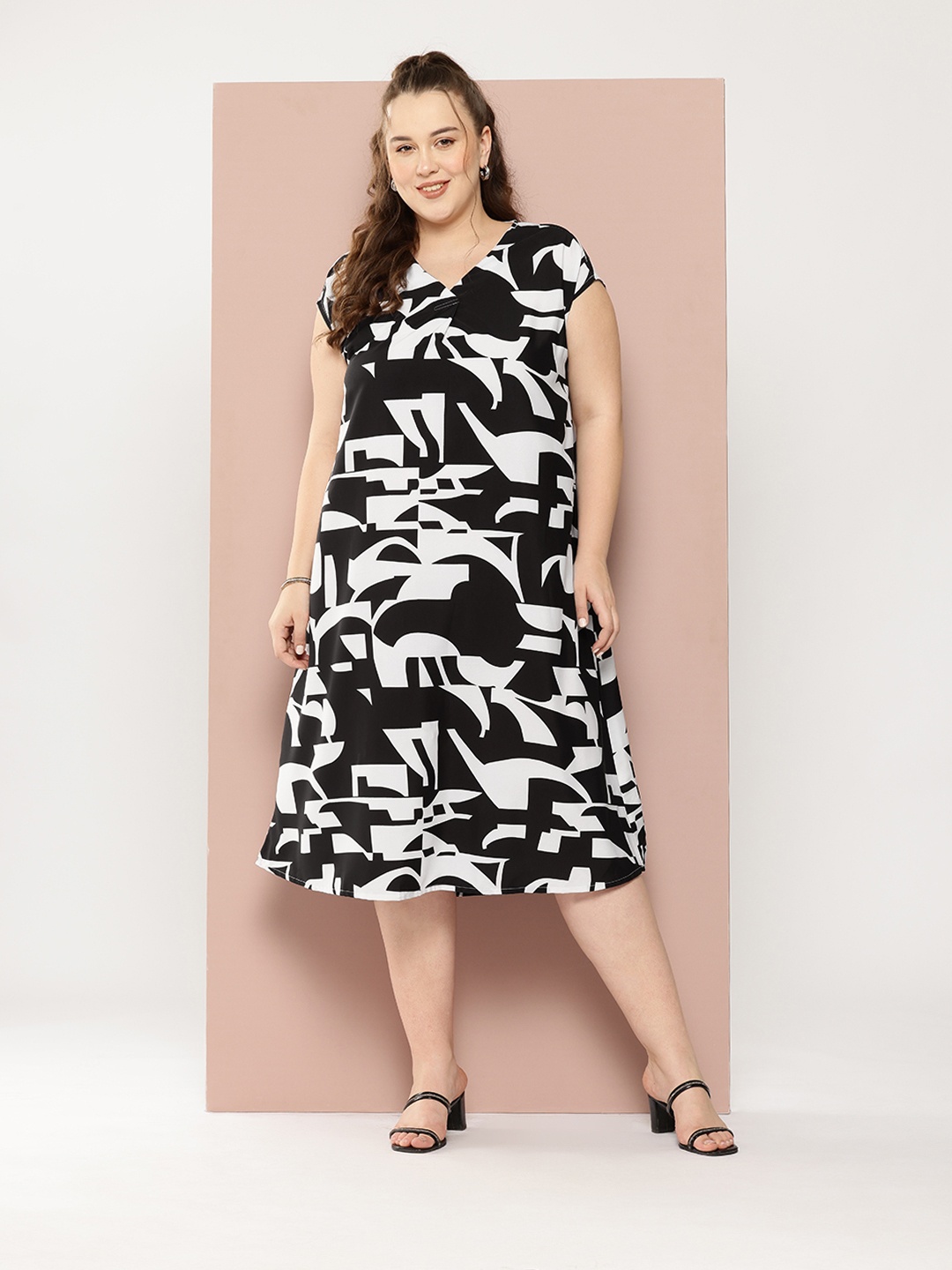

Sztori Plus Size Extended Sleeve Abstract Printed Dress, Black