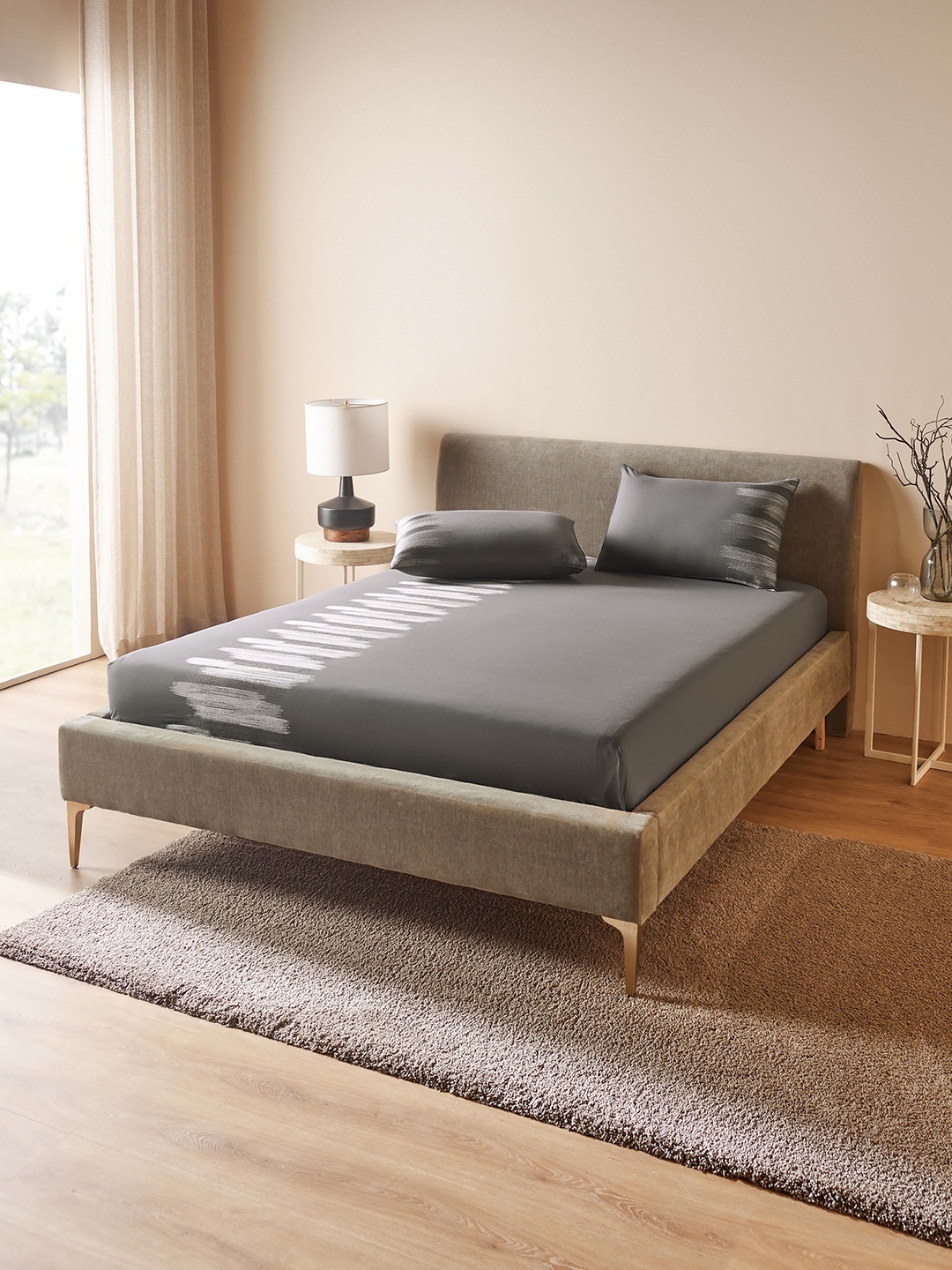 

DDecor Grey & Silver-Toned 180 TC King Bedsheet with 2 Pillow Covers