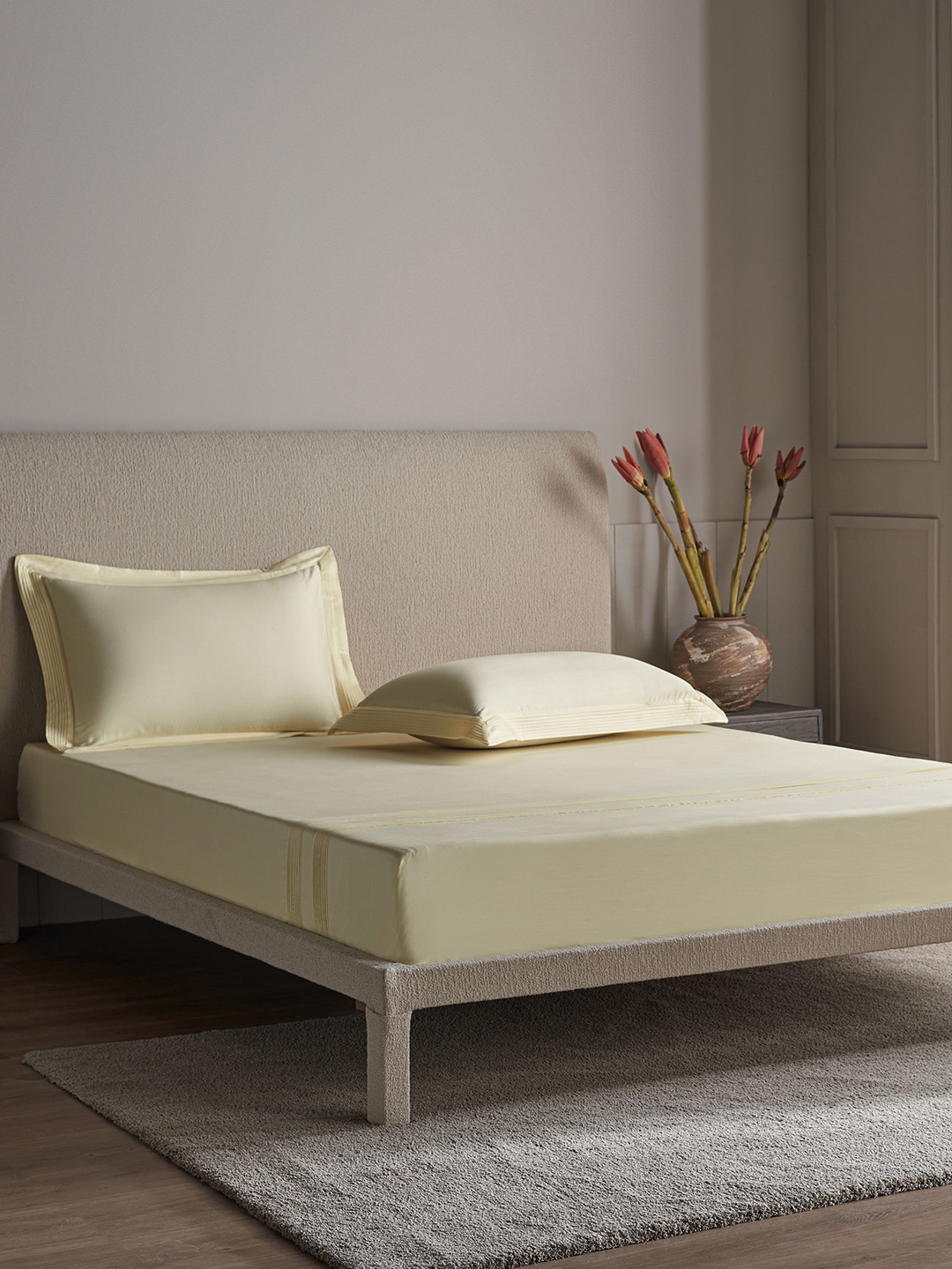 

DDecor Beige 300 TC King Bedsheet with 2 Pillow Covers