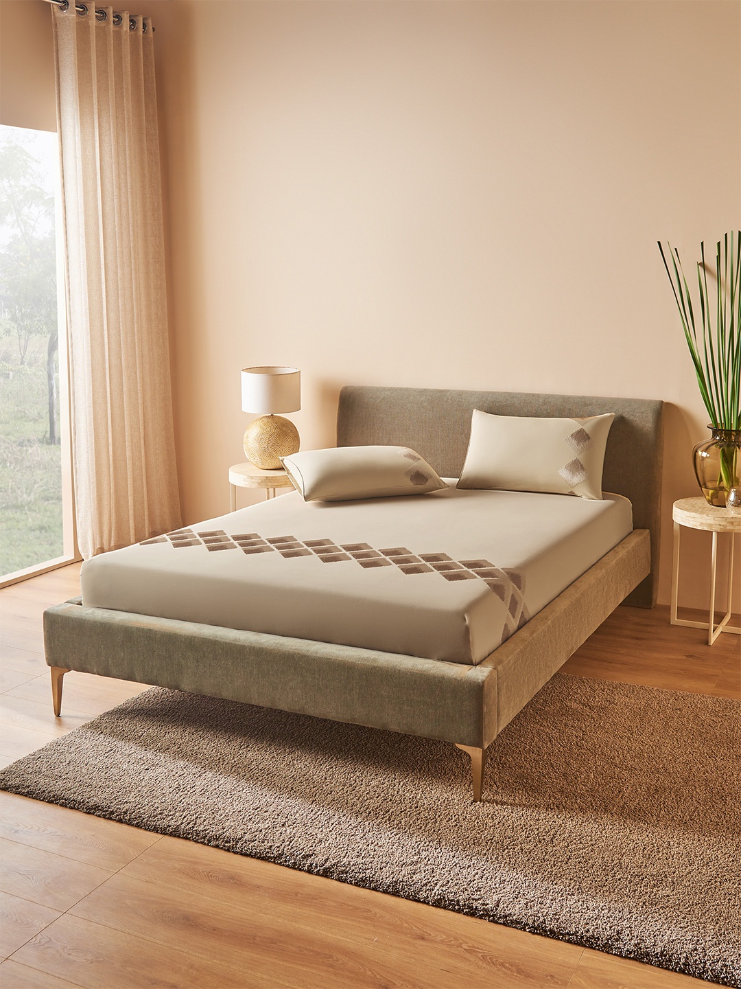 

DDecor Beige & Silver-Toned 180 TC King Bedsheet with 2 Pillow Covers