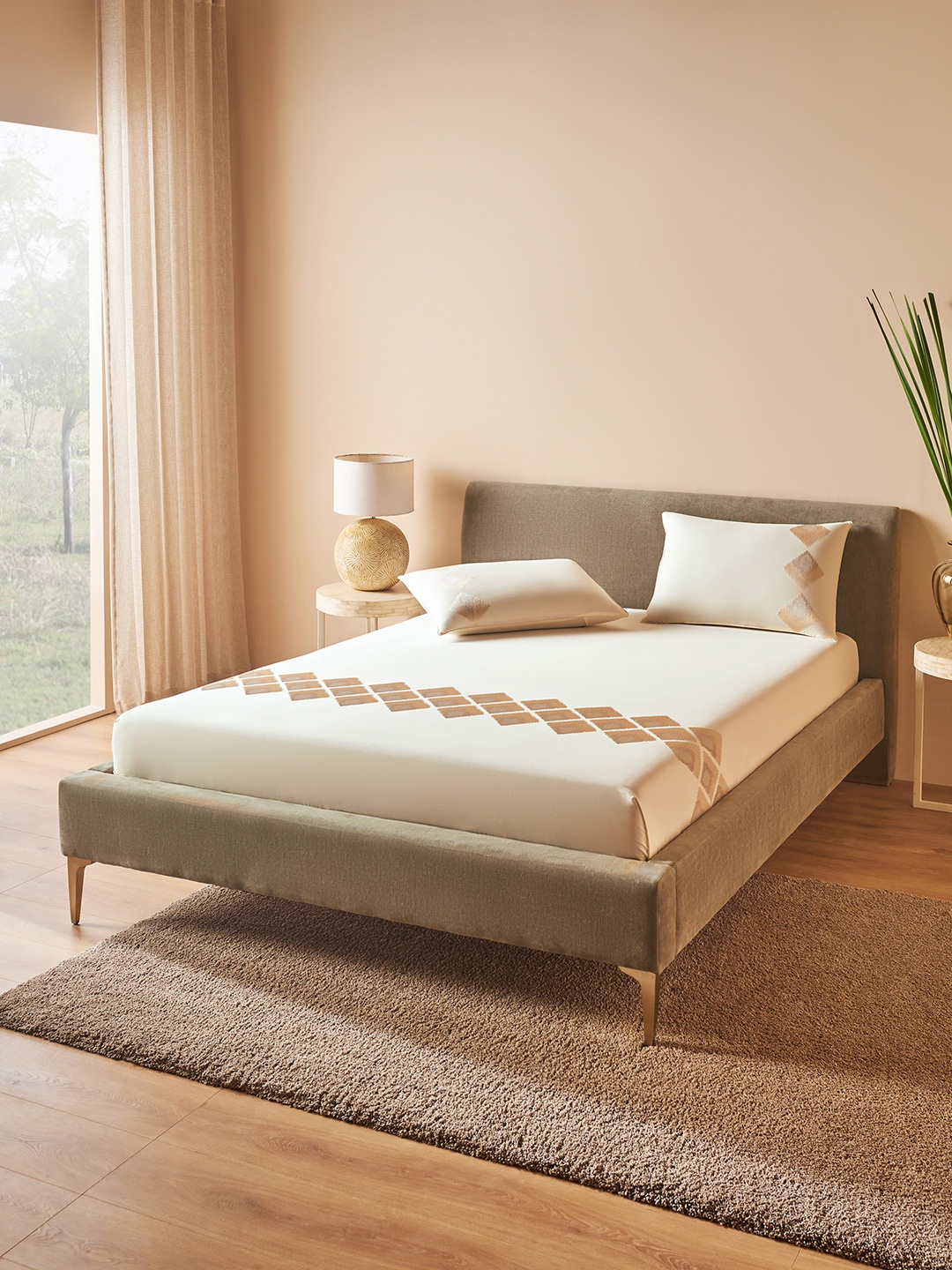 

DDecor White & Gold-Toned 180 TC King Bedsheet with 2 Pillow Covers