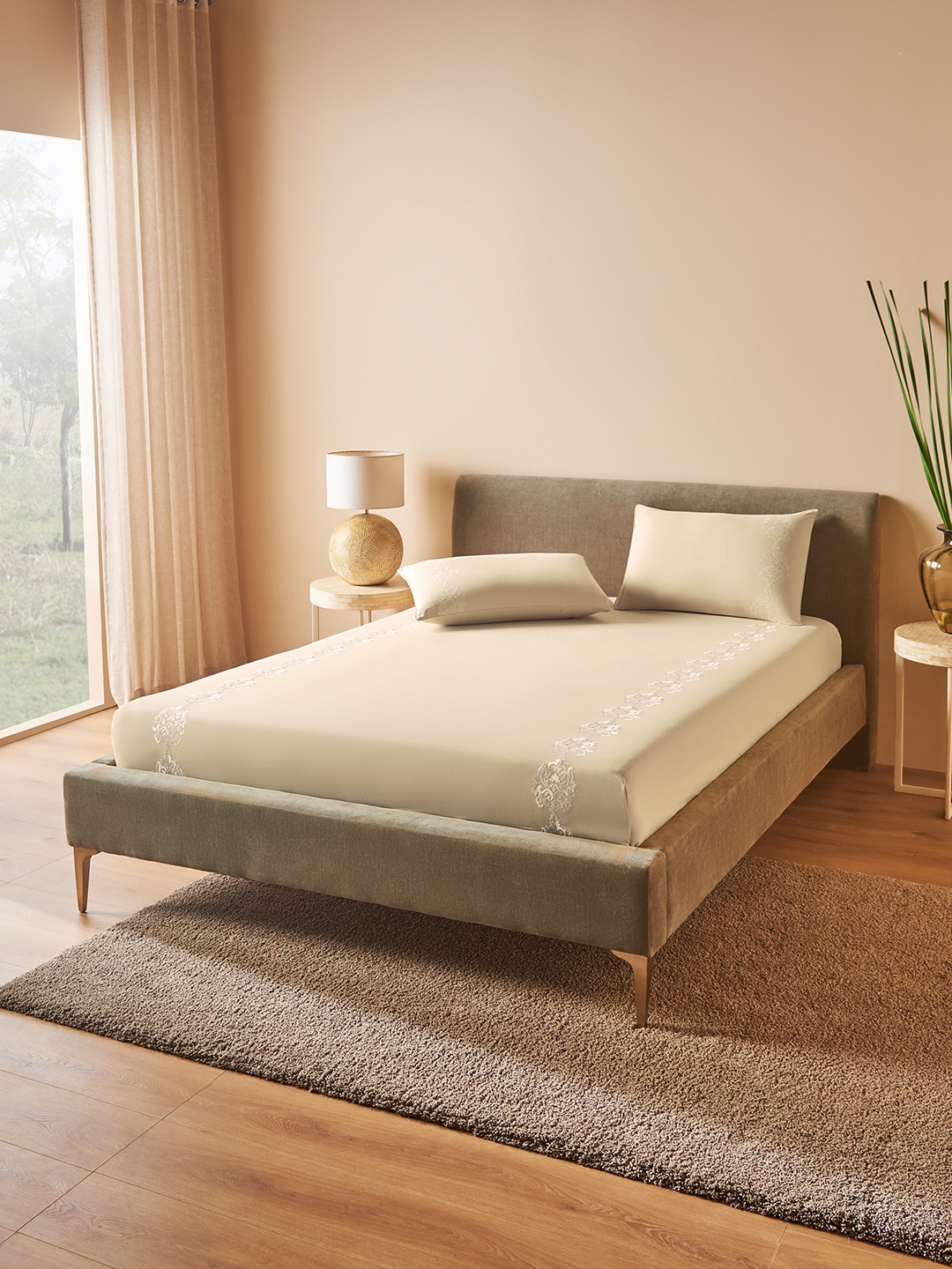 DDecor Beige & White 180 TC King Bedsheet with 2 Pillow Covers