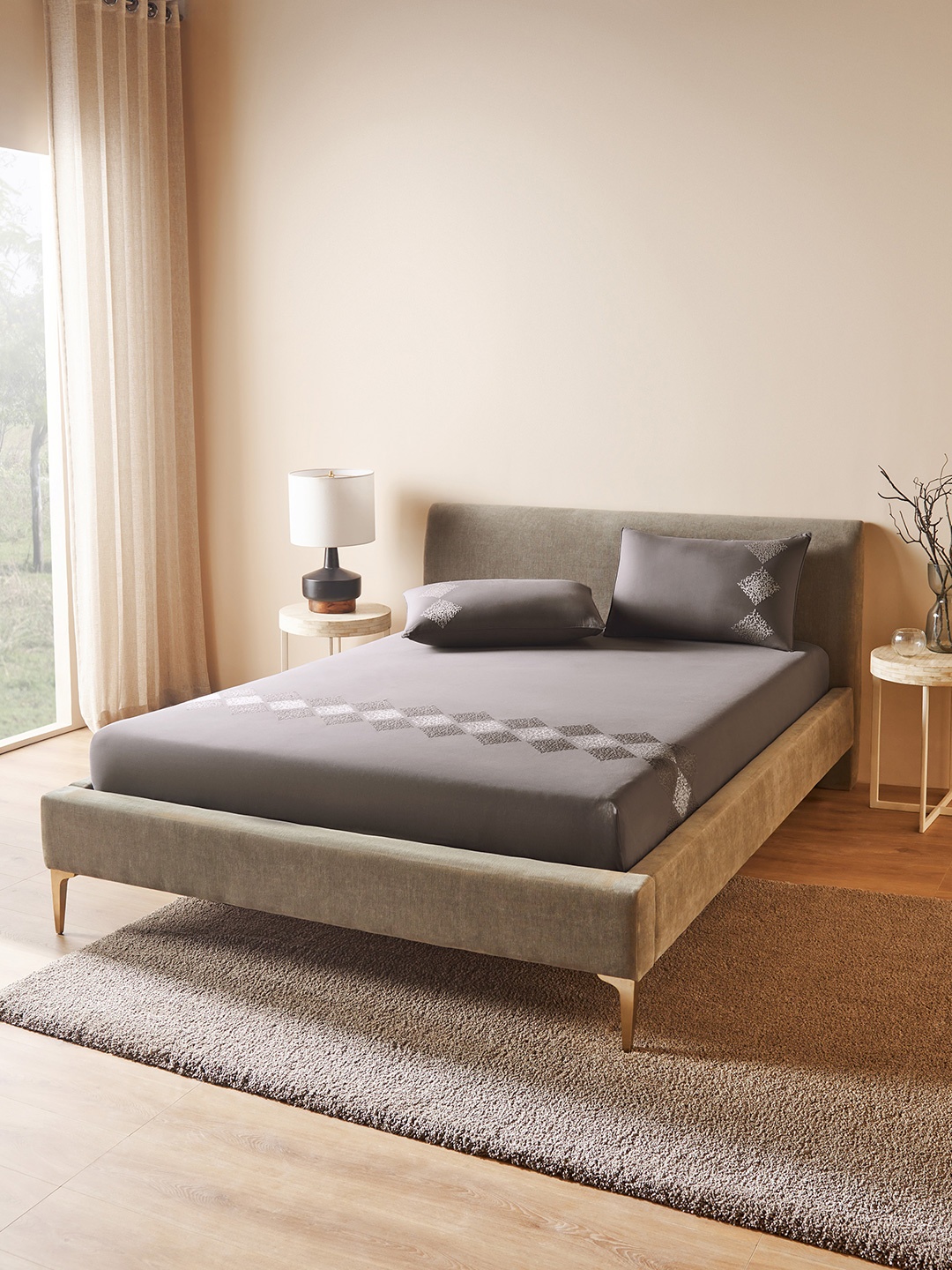

DDecor Grey & White 180 TC King Bedsheet with 2 Pillow Covers