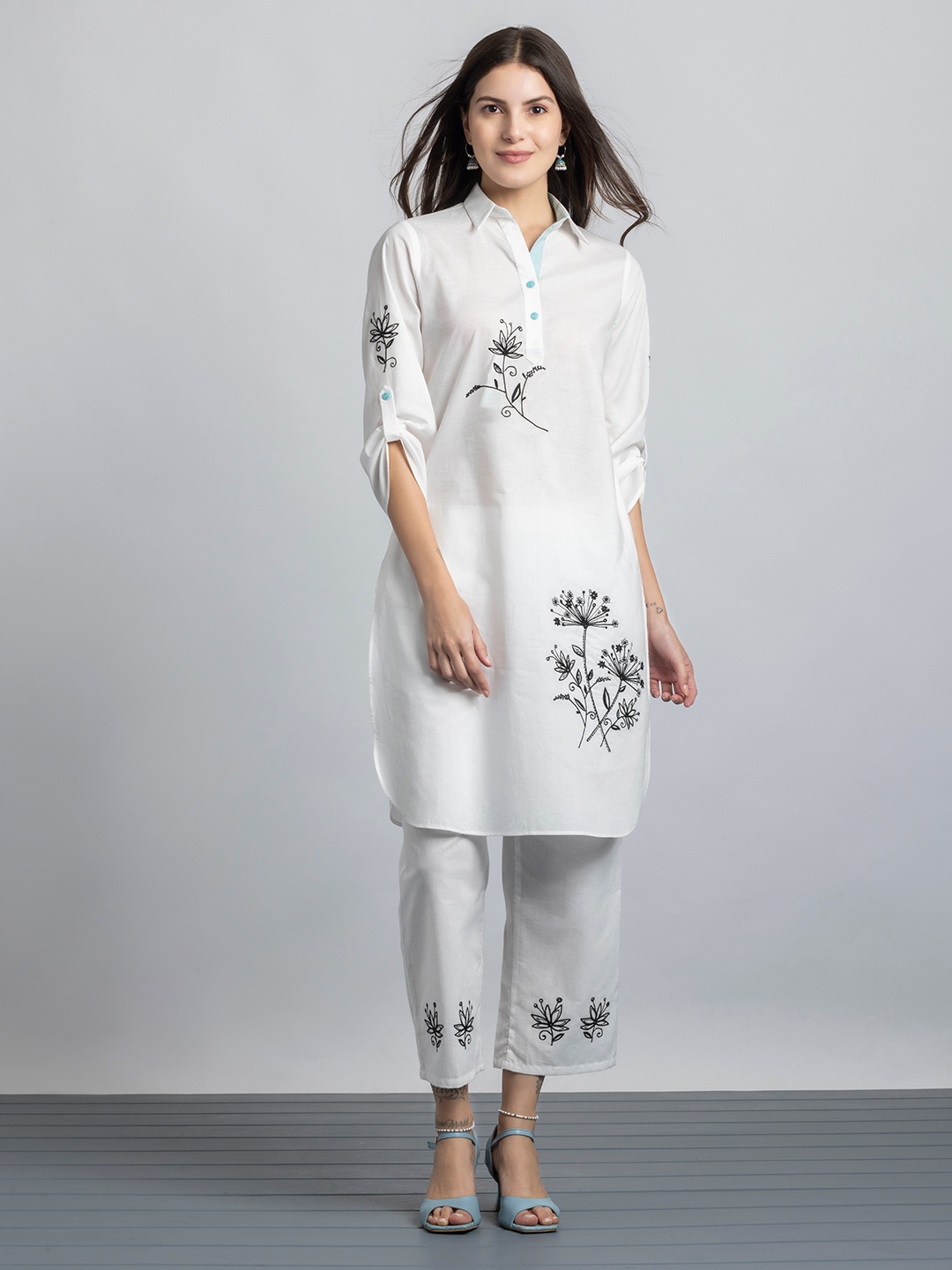 

SHAYE Women Quirky Sequinned Floral Kurta, White