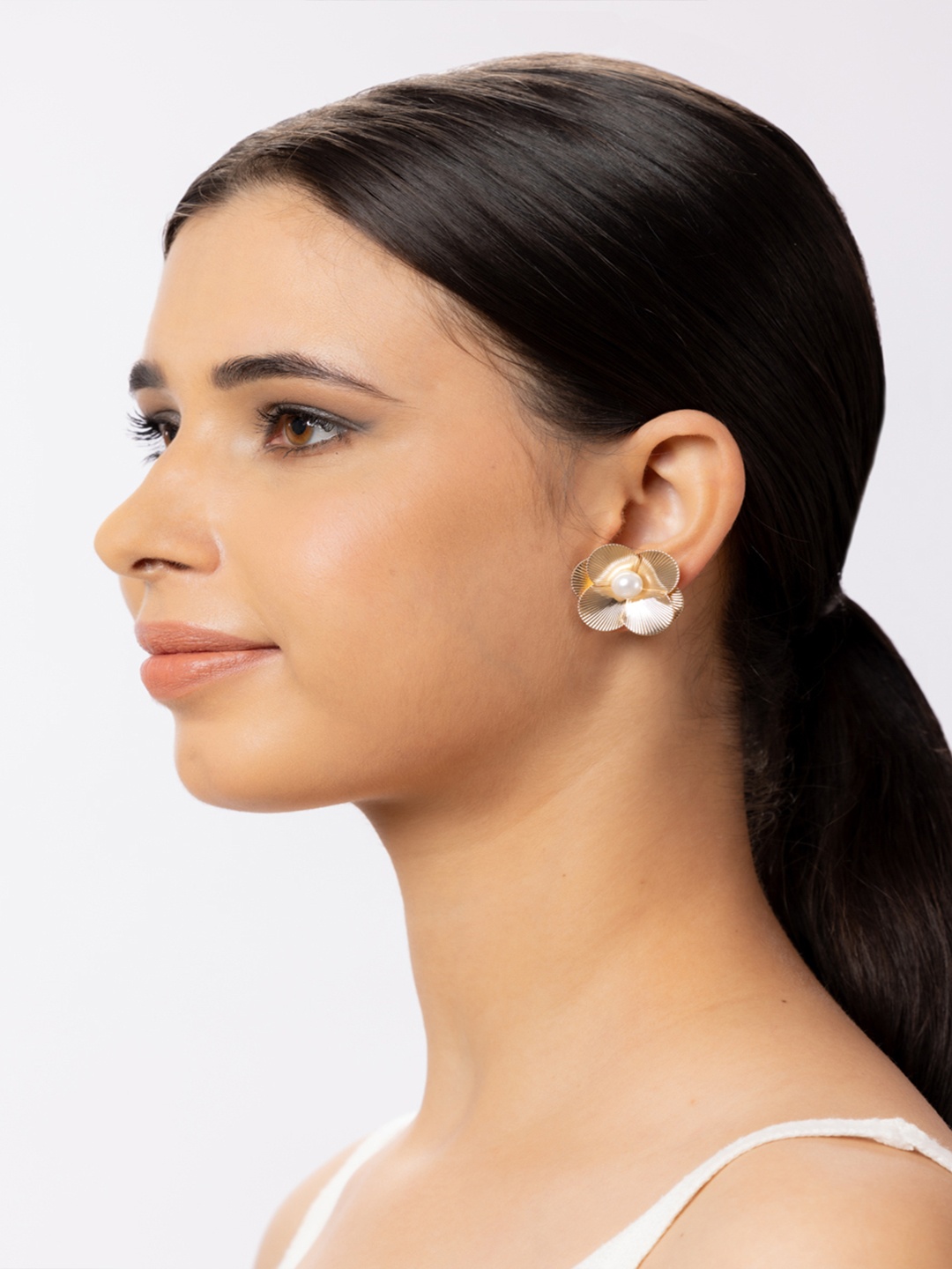 

Niscka Contemporary Studs Earrings, Gold