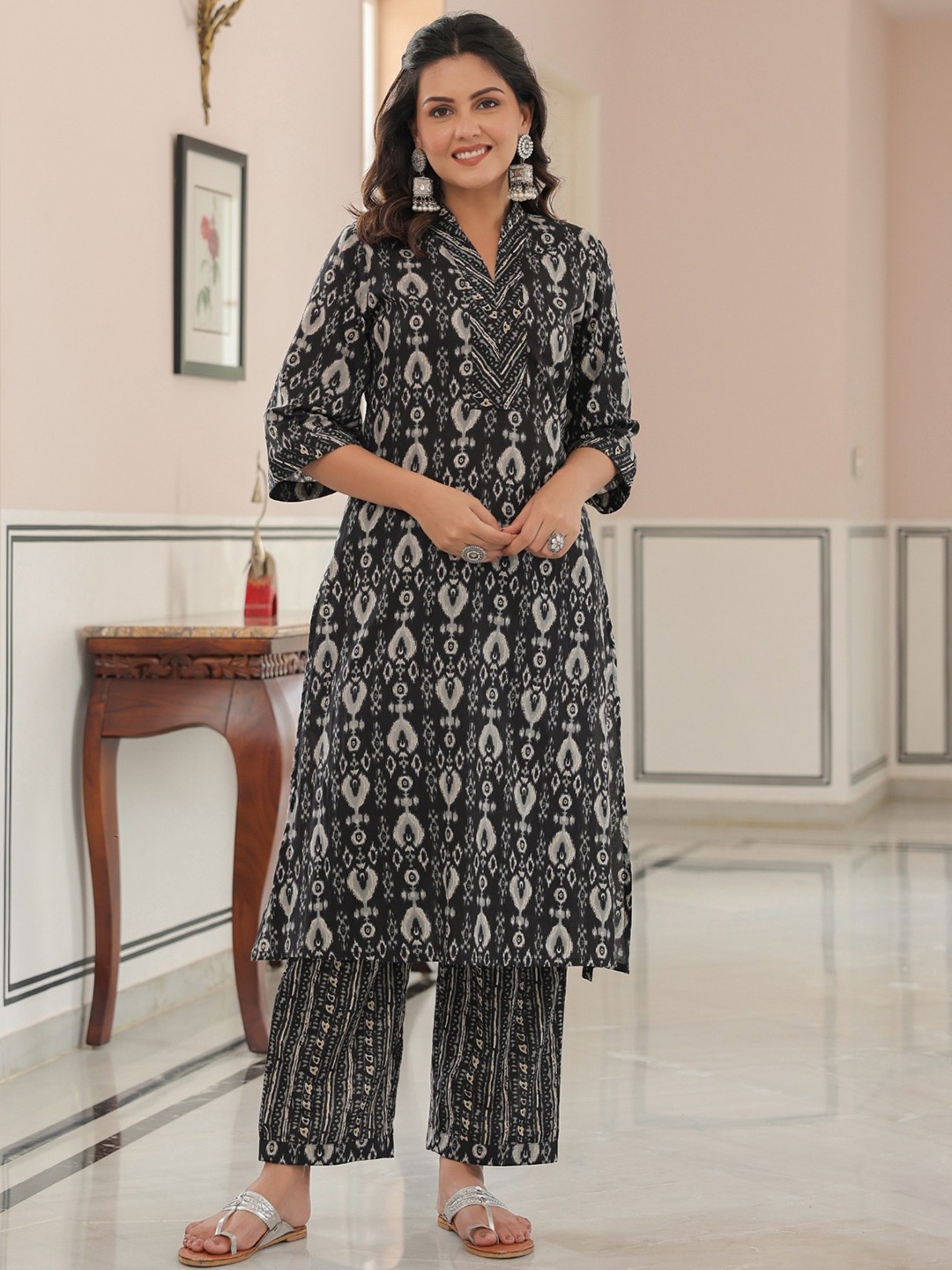 

Aramya Women Ethnic Motifs Printed Regular Patchwork Pure Cotton Kurta with Trousers, Black