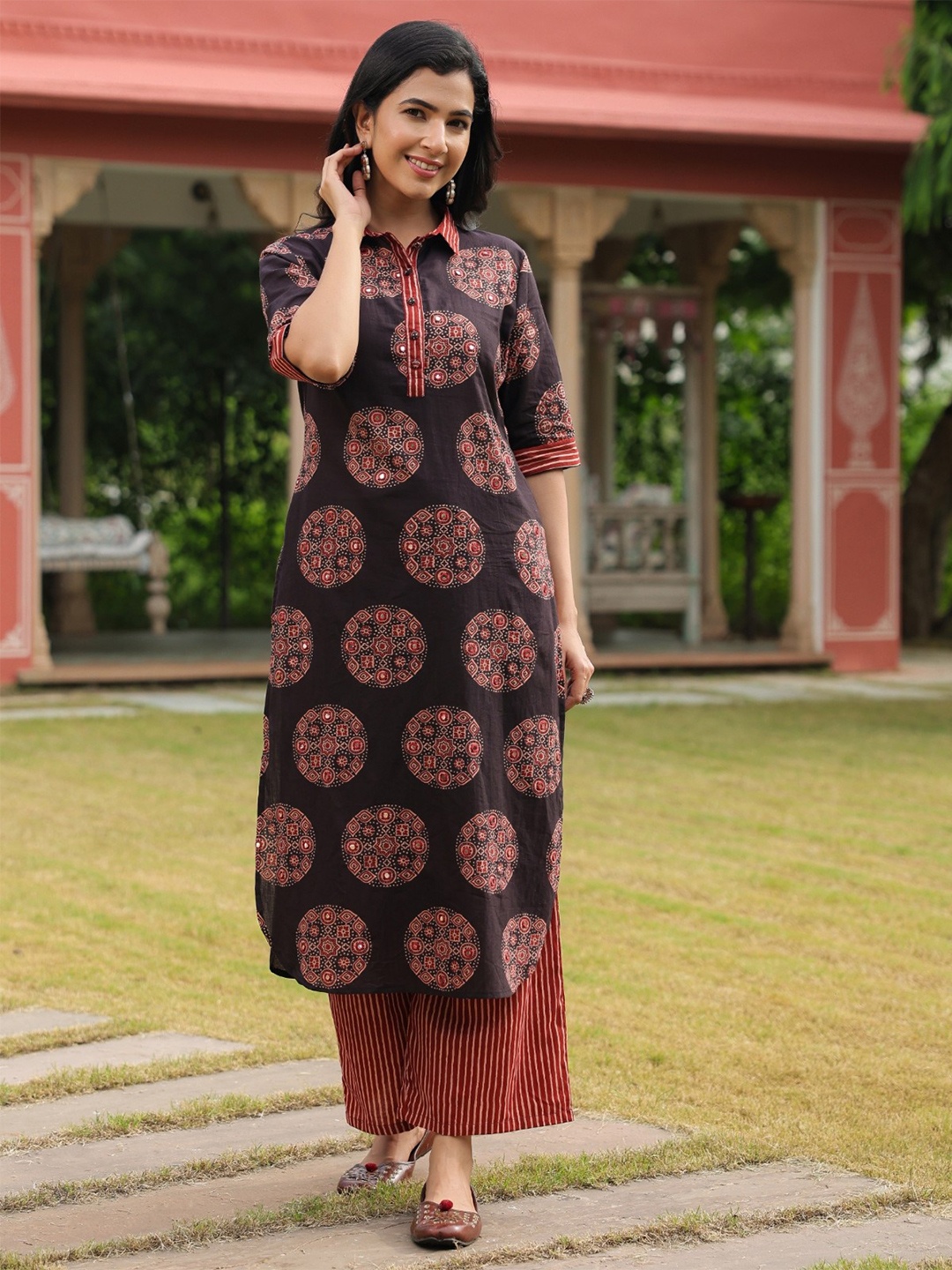 

Aramya Women Ethnic Motifs Printed Regular Thread Work Pure Cotton Kurta with Palazzos, Black