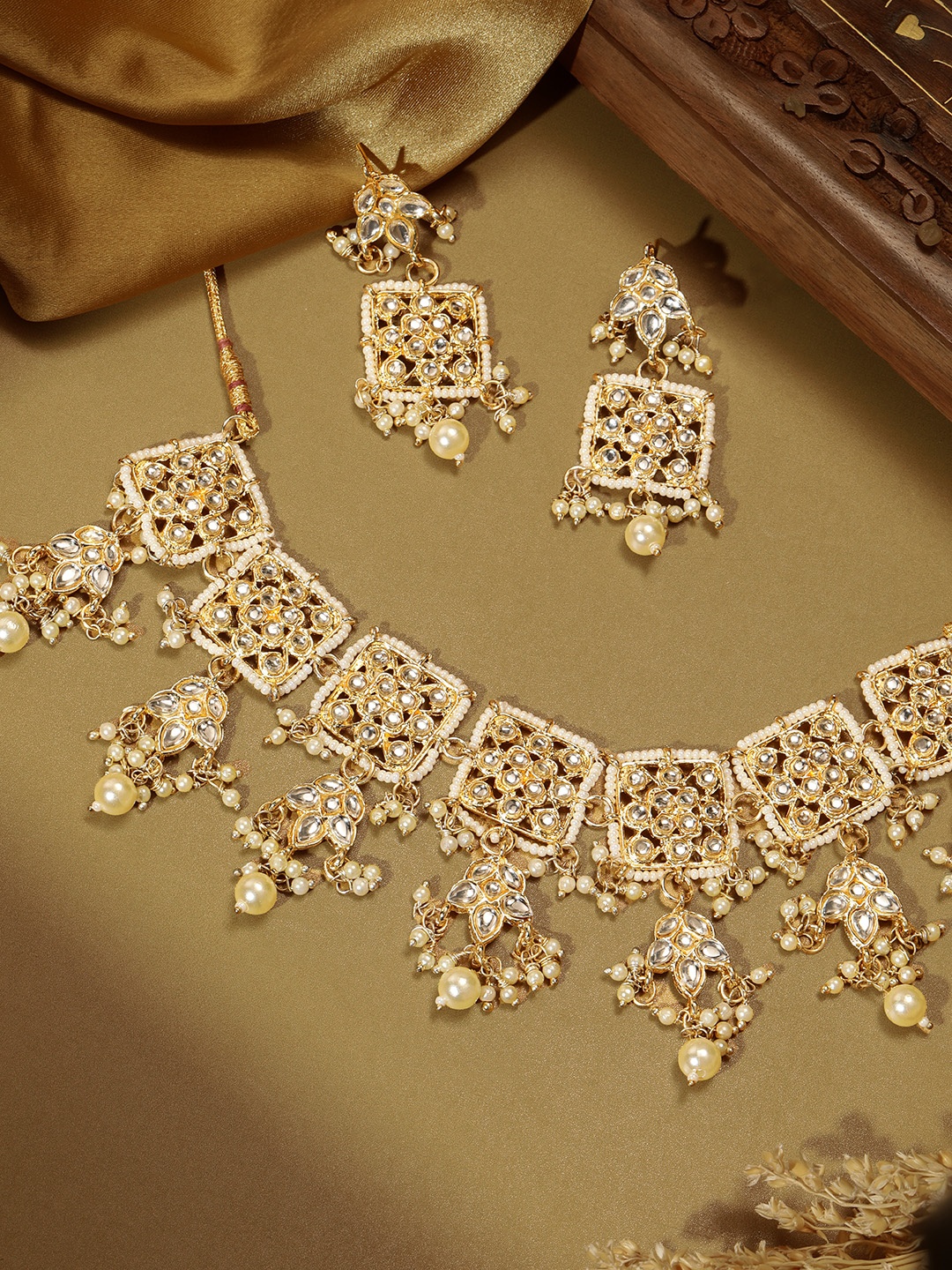 

AARSHVI Gold-Plated Kundan Stone-Studded Chocker Style Necklace & Drop Earring Set