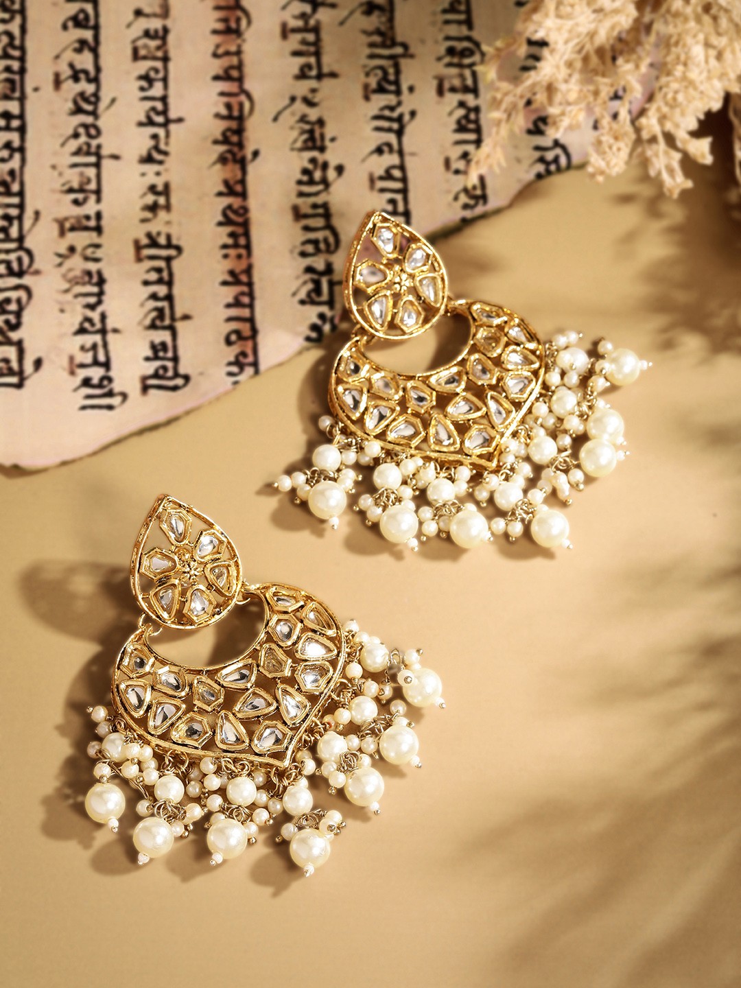 

AARSHVI Gold-Plated Kundan Crescent Shaped Chandbalis Earrings