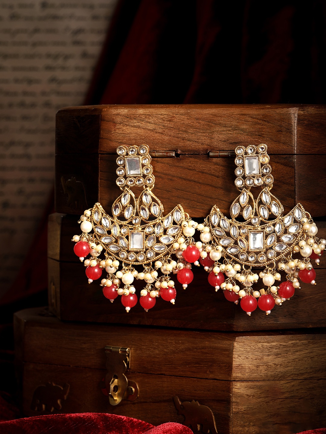 

AARSHVI Gold-Plated Kundan Crescent Shaped Chandbalis Earrings