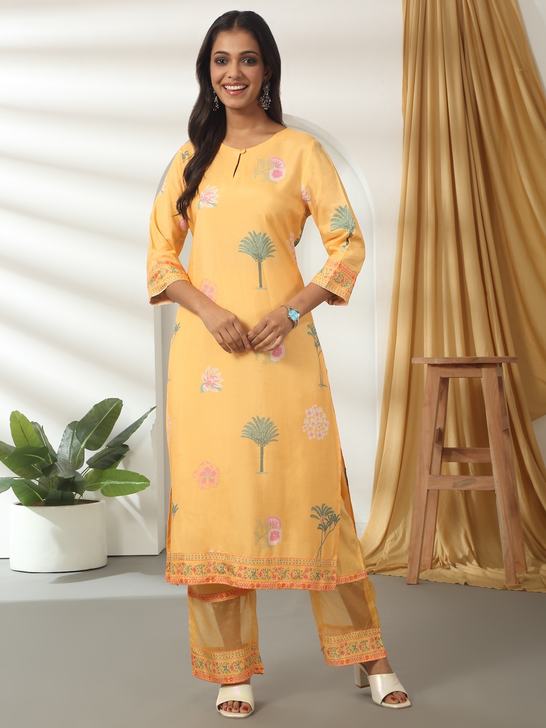 

Likha Floral Printed Regular Kurta with Pyjamas, Yellow